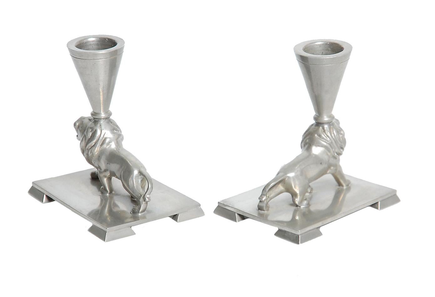 Ernst Svedbom, 1913-2004, Goldsmith AB per Swedish Tenn, è stato un artista e artigiano svedese attivo nella prima metà del XX secolo. An He è particolarmente noto per i suoi lavori in peltro, come i leoni in peltro utilizzati come portacandele,