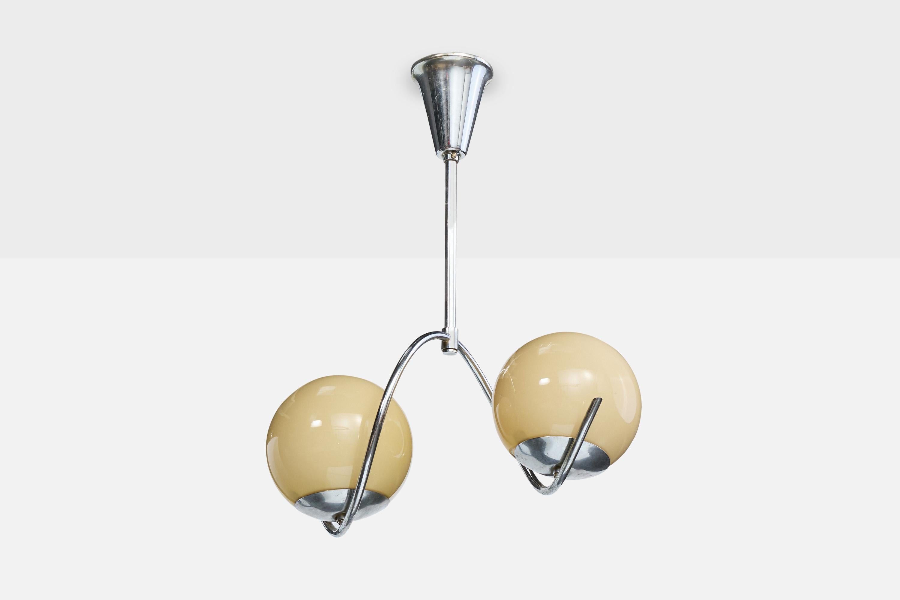 Lampadario in metallo cromato e vetro opalino beige crema progettato e prodotto da Ernst Voss, Danimarca, anni '30 circa.

Dimensioni complessive (pollici): 20.75 