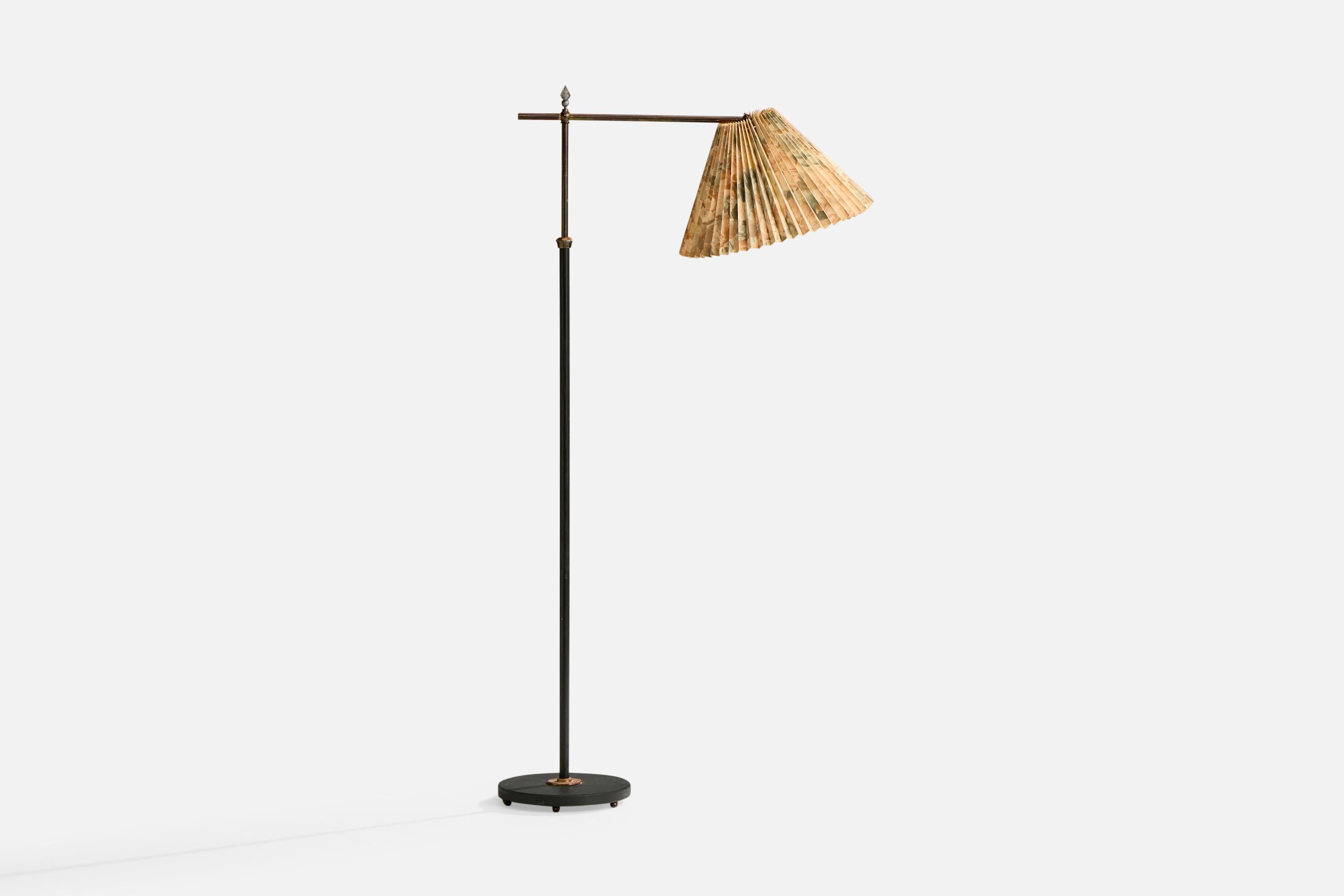 Verstellbare Stehlampe aus Messing, schwarz lackiertem Eisen und blumenbedrucktem Papier, Ernst Voss, Dänemark, um 1940.

Abmessungen der Lampe mit Schirm (Zoll): 54,5 
