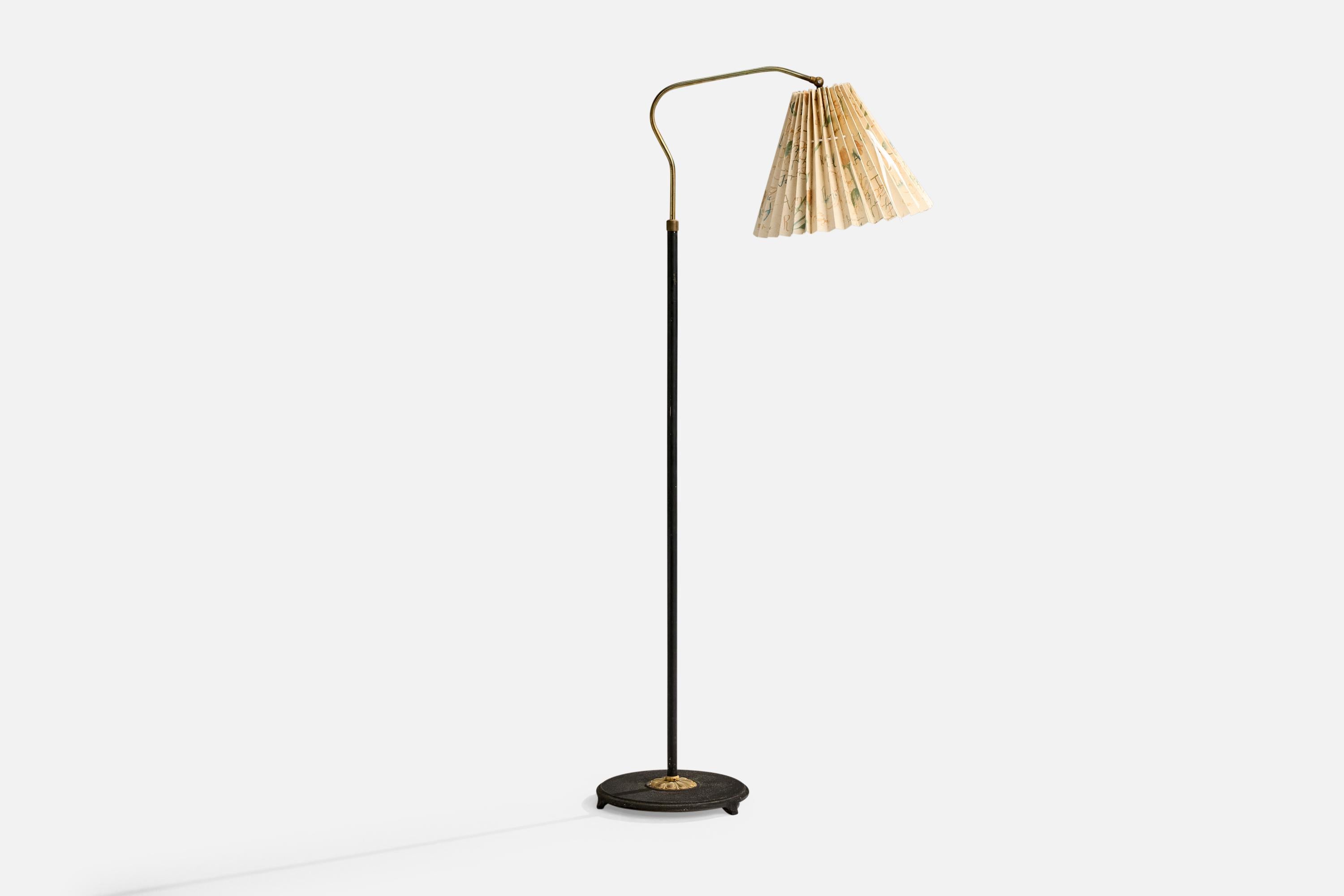Verstellbare Stehlampe aus Messing, schwarz lackiertem Eisen und blumenbedrucktem Papier, Ernst Voss, Dänemark, um 1940.

Abmessungen der Lampe mit Schirm (Zoll): 52,5 