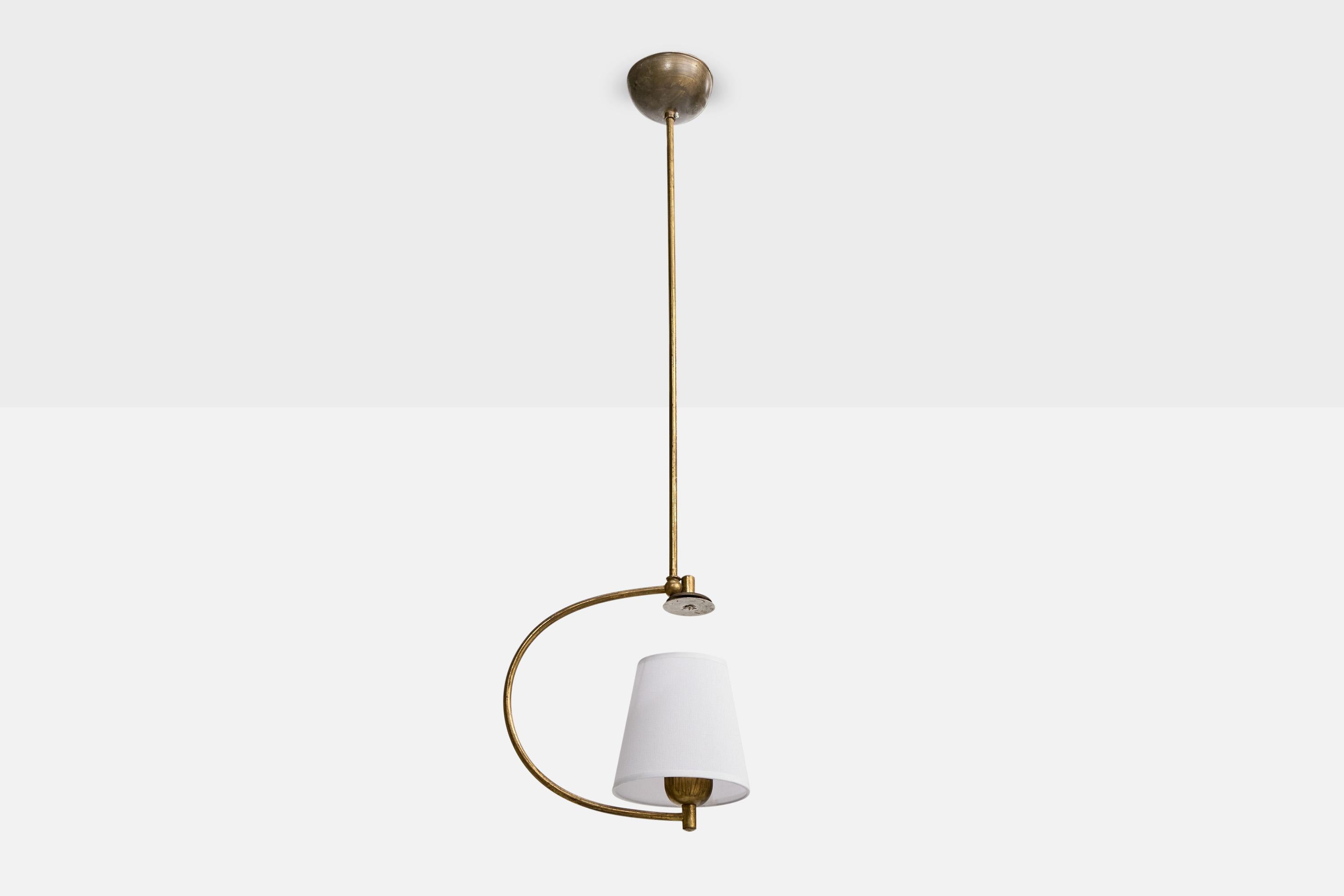 Lampe d'appoint en laiton et tissu blanc, conçue et produite par Ernst Voss, Danemark, vers les années 1940.

Modèle monté à l'origine avec des diffuseurs en verre.

Dimensions globales (pouces) : 38.0 
