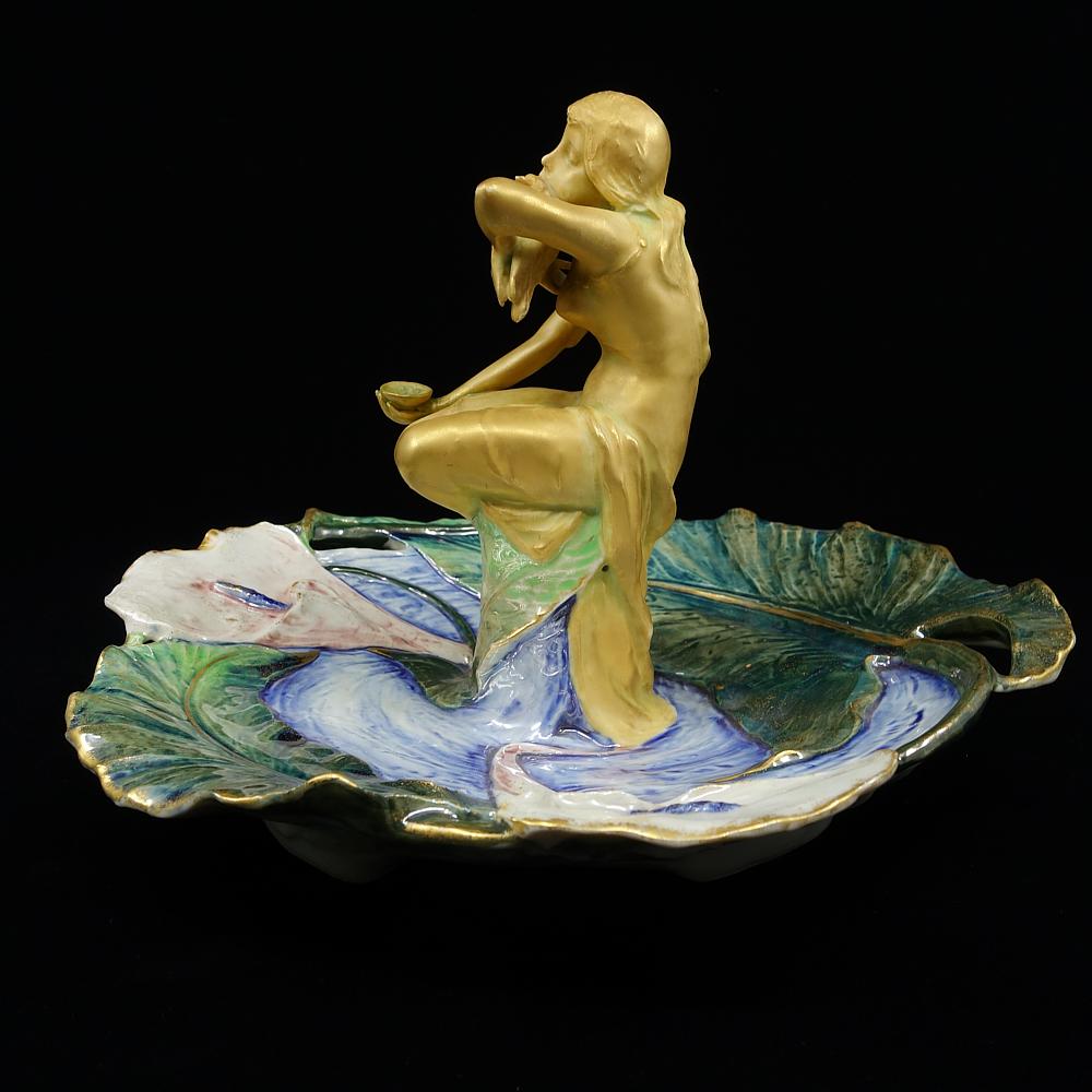 Porcelaine Ernst Amphora Art Nouveau Plateau bleu figuratif avec vierge et oiseau 1905