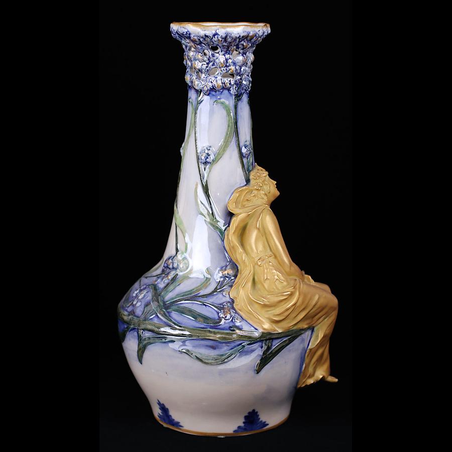 Exceptionnel vase figuratif en porcelaine peint à la main par Ernst Wahliss, de style Art nouveau. Ce plateau représente une vierge en or montée sur un corps peint à la main en bleu et irisé, avec un cou réticulé ou percé.  Le vase a été fabriqué à