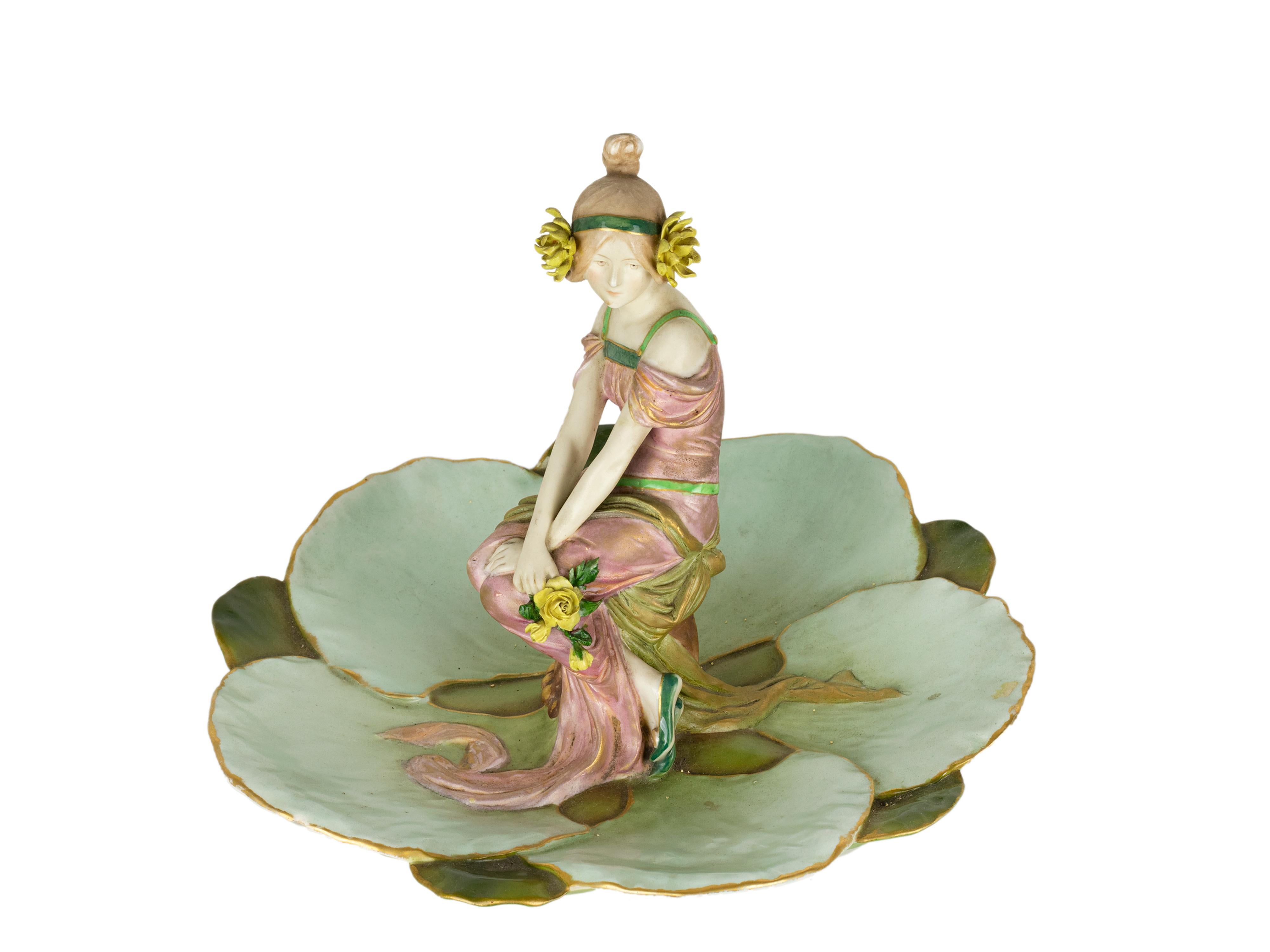 Austriaco Ernst Wahliss Art Nouveau Teplitz Vassoio Figurato Fanciulla e Ninfee in vendita