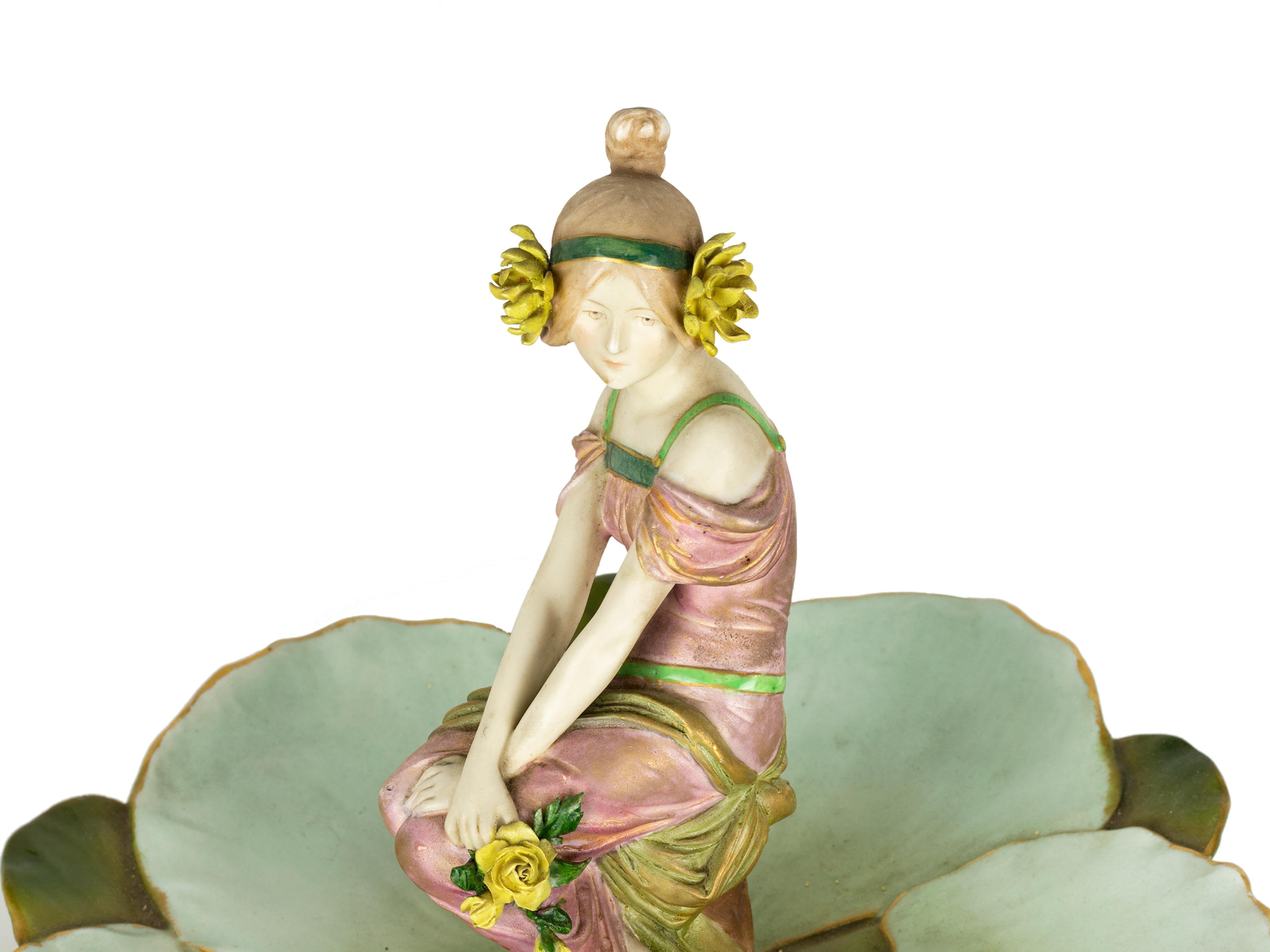 Dipinto a mano Ernst Wahliss Art Nouveau Teplitz Vassoio Figurato Fanciulla e Ninfee in vendita