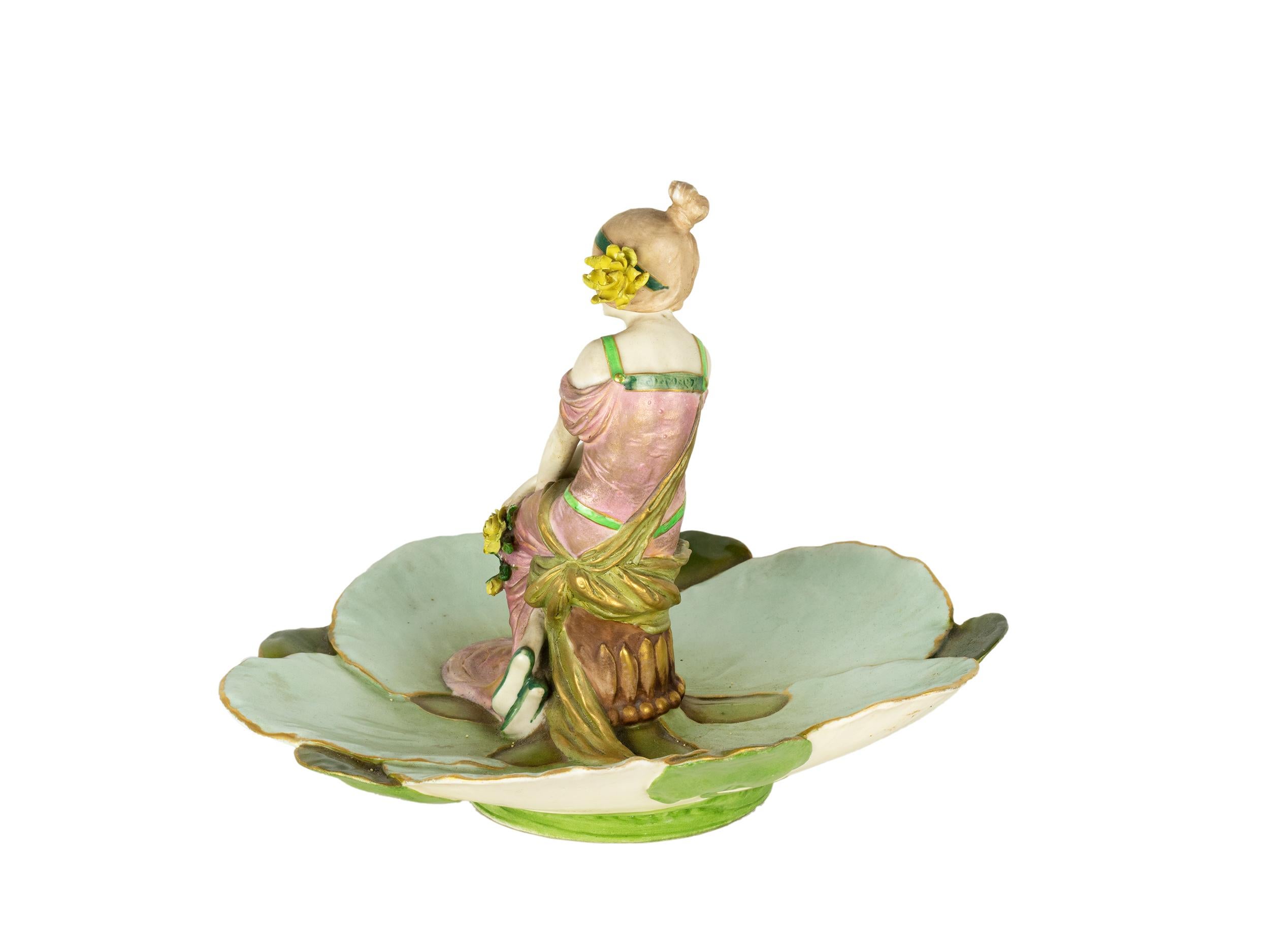 Ernst Wahliss Art Nouveau Teplitz Figural Tray Maiden & Lily Pads In Good Condition For Sale In Lisbon, PT