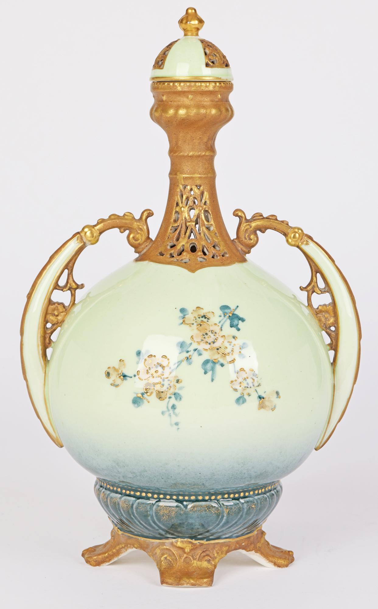 Ernst Wahliss Turn Austrian Art Nouveau vase portrait à deux poignées en vente 4