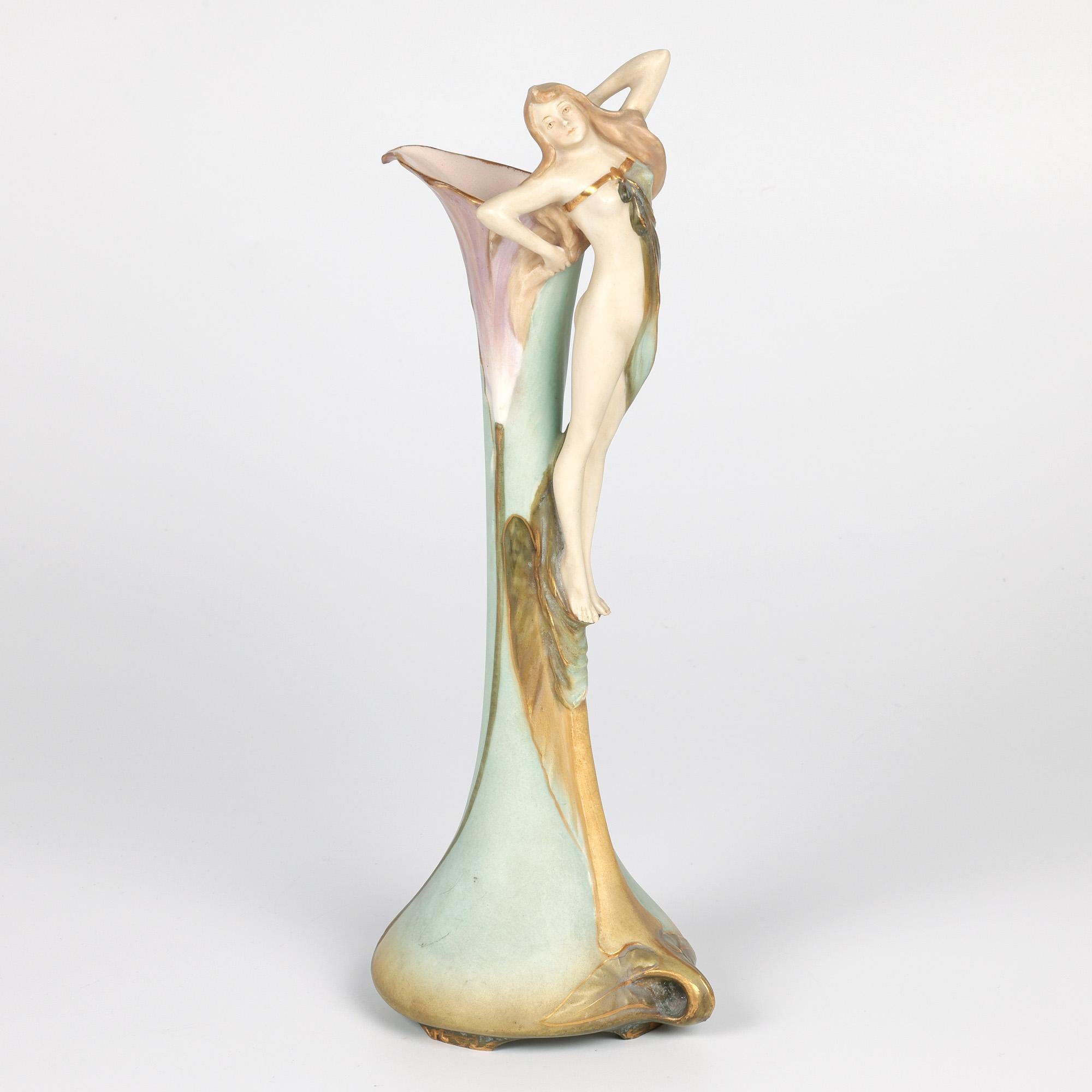 Ernst Wahliss Turn Wein Vaso di giglio figurato in stile Art Nouveau austriaco in vendita 3