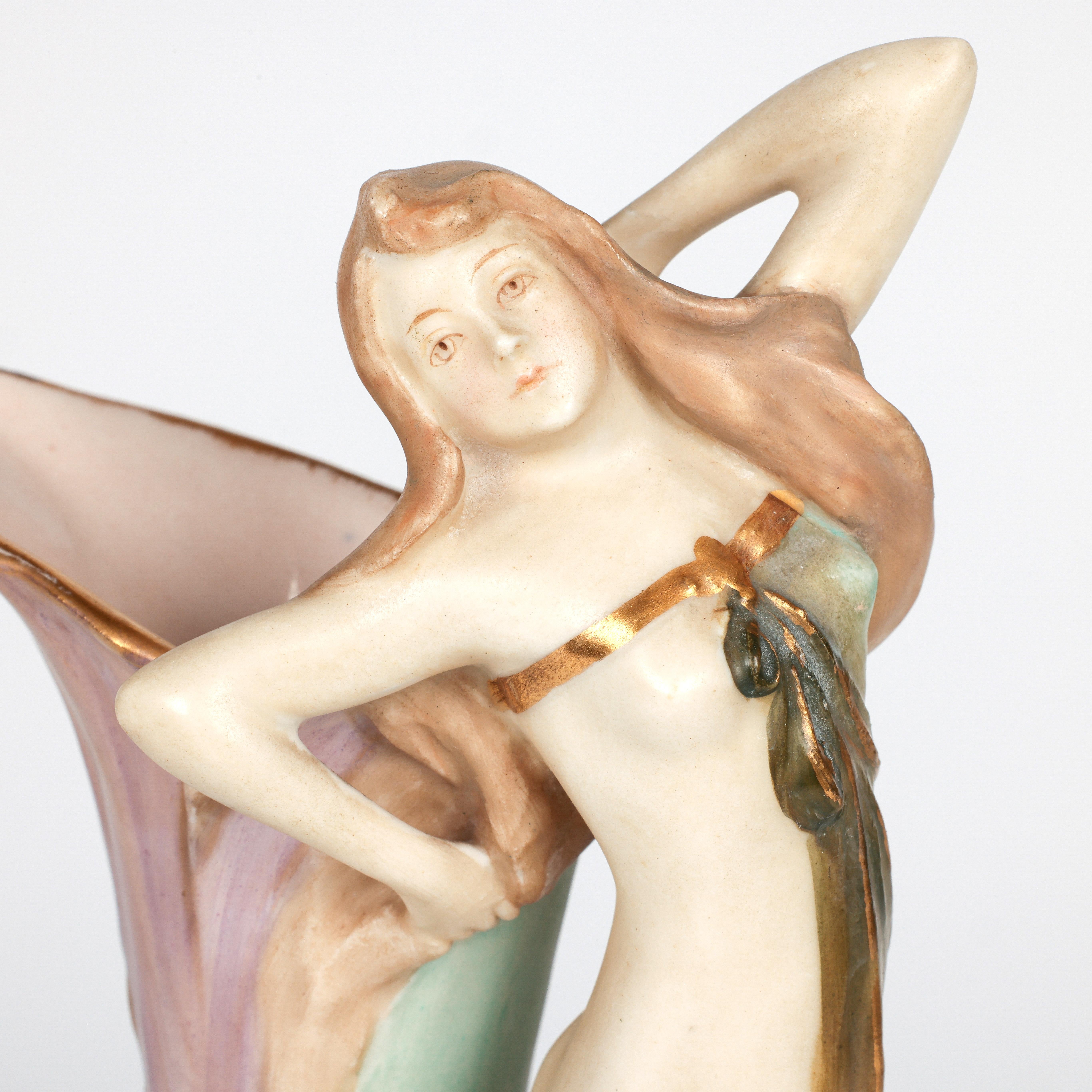 Uno splendido vaso figurato Turn Wein in stile art nouveau austriaco, form A come un giglio, realizzato dal famoso ceramista Ernst Wahliss (Austria, 1837-1900) intorno al 1900. Il vaso in porcellana, alto ed elegante, poggia su un'ampia base con