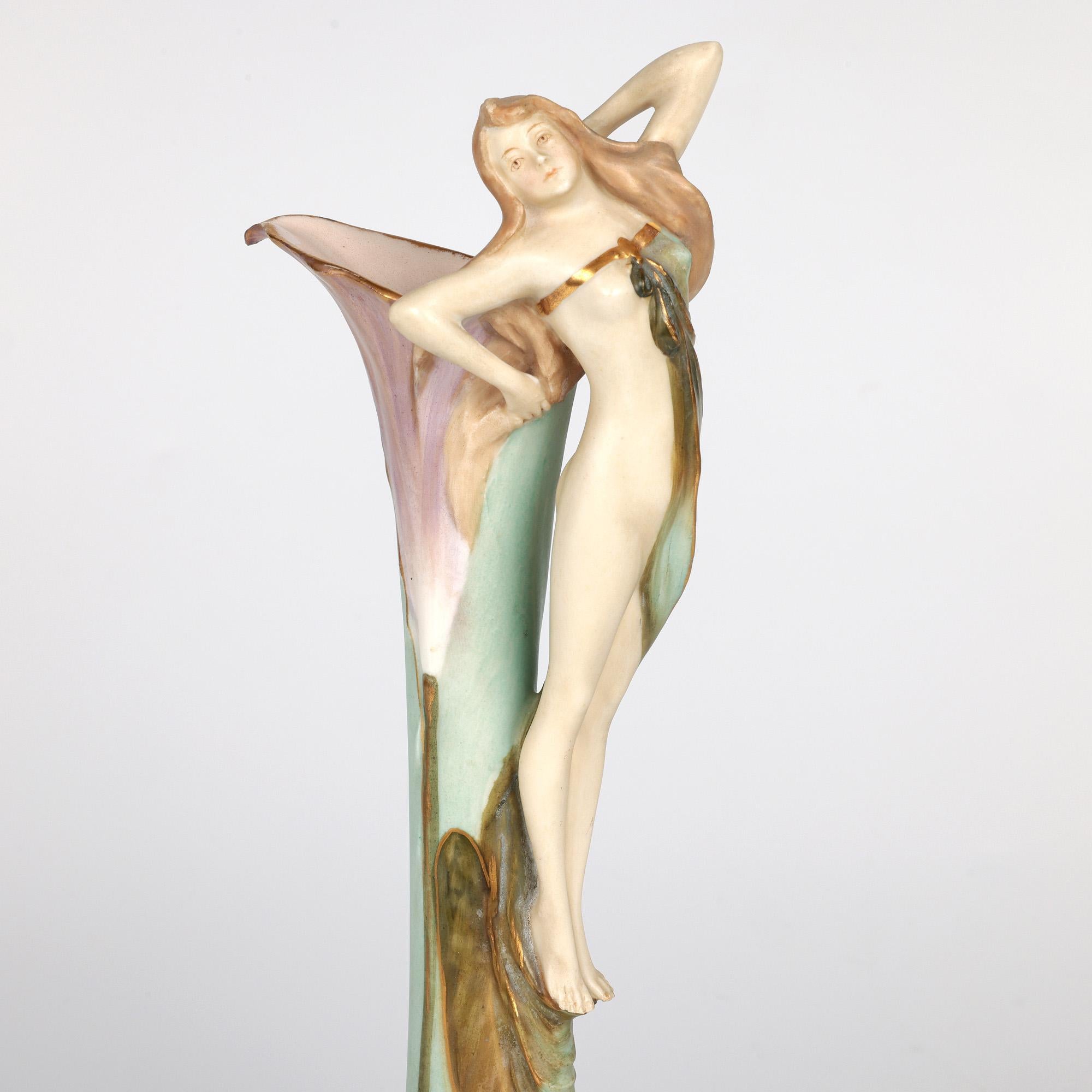 Austriaco Ernst Wahliss Turn Wein Vaso di giglio figurato in stile Art Nouveau austriaco in vendita