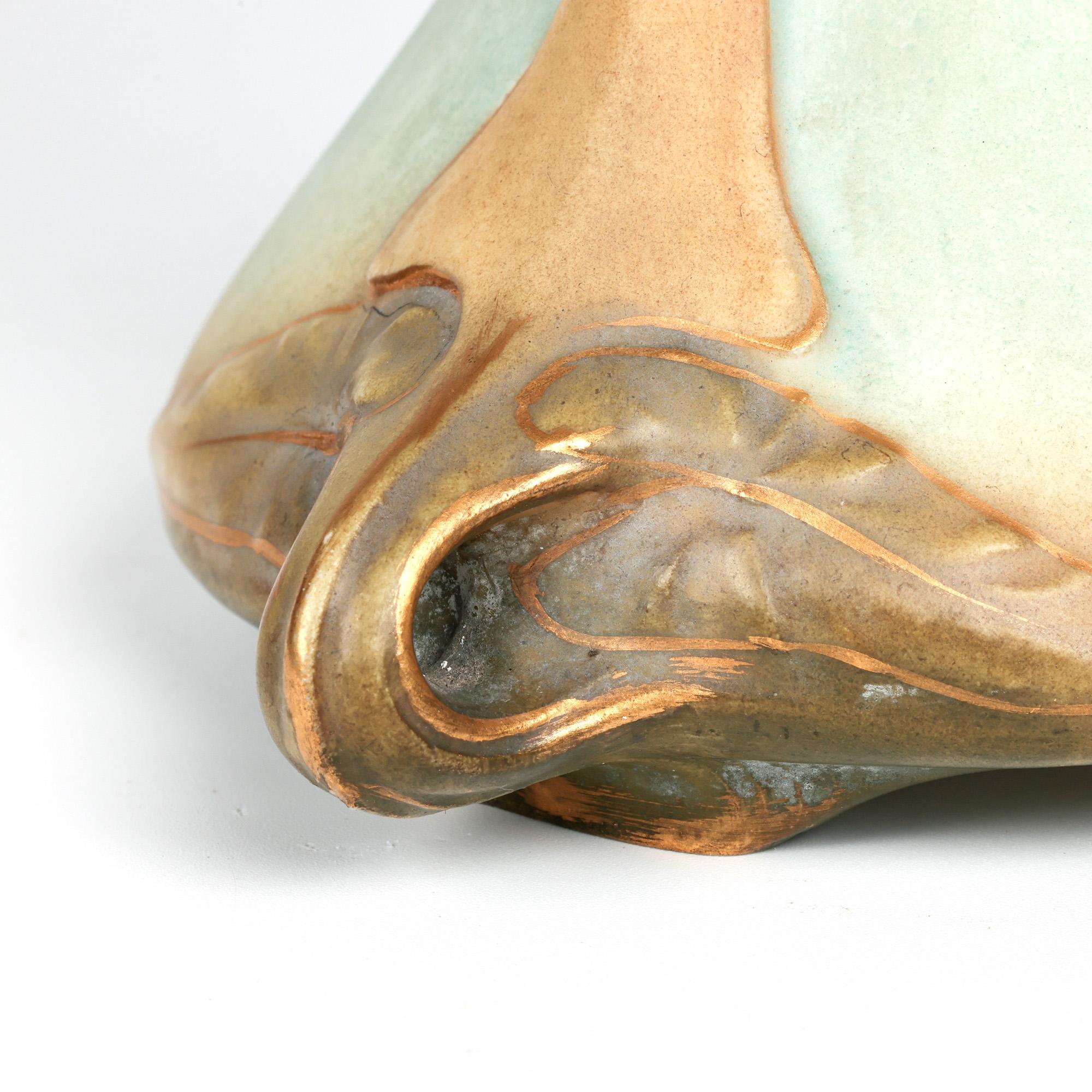 Dorato Ernst Wahliss Turn Wein Vaso di giglio figurato in stile Art Nouveau austriaco in vendita