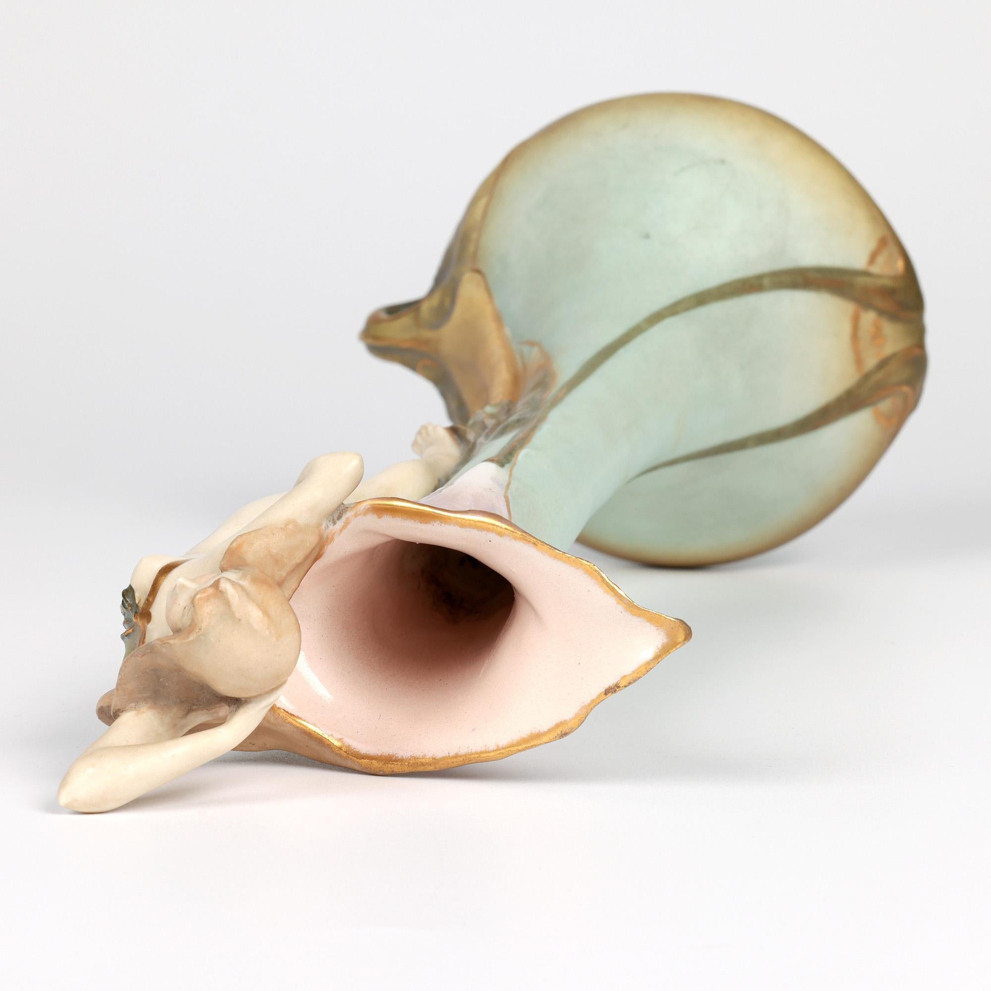 Porcellana Ernst Wahliss Turn Wein Vaso di giglio figurato in stile Art Nouveau austriaco in vendita