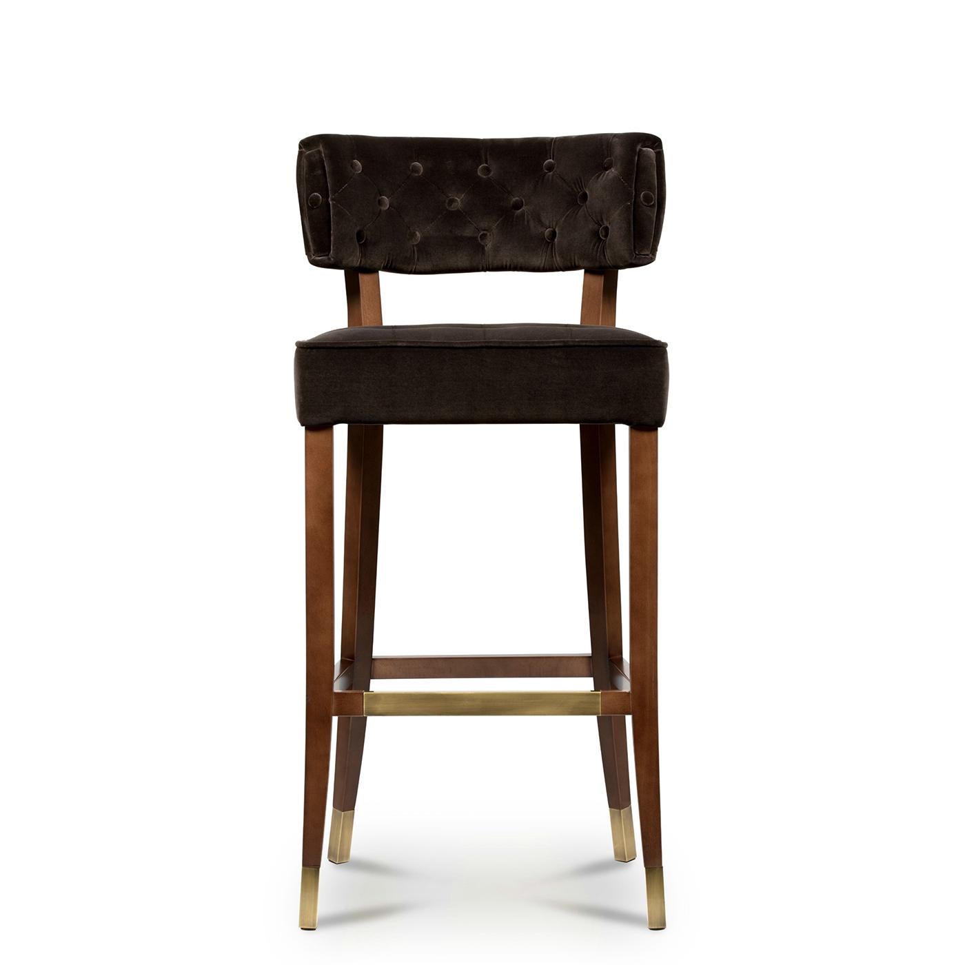 Bar stool Erny with solid walnut wood structure,
upholstered and covered with Grade A velvet fabric.
With capitonated seat and backrest. With reinforced
footrest and feet in solid brass in brushed finish.
Also available with other fabric colors