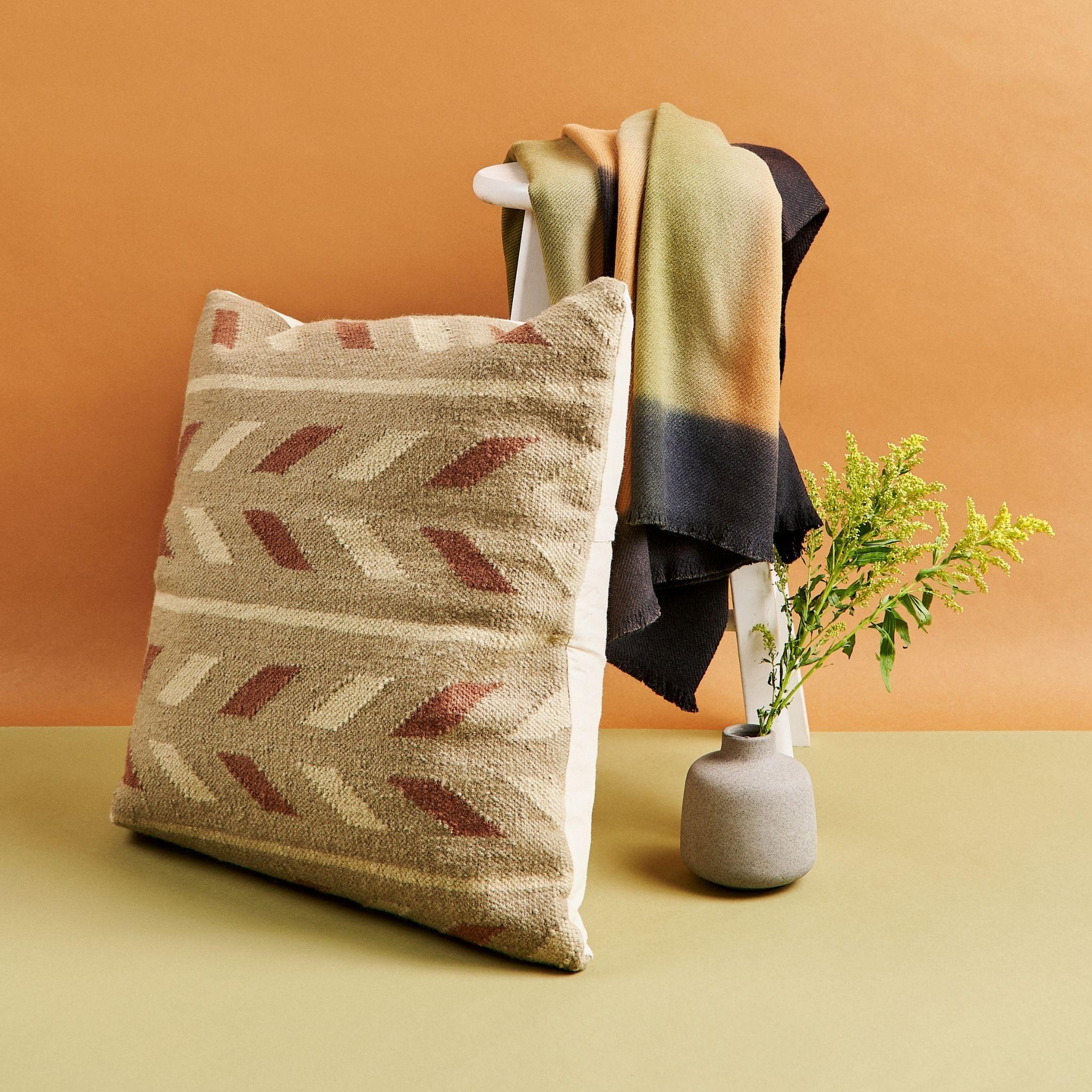 Eros Pillow è un cuscino meticolosamente   cuscino tessuto a mano dalle nostre tessitrici che  hanno sapientemente creato un prodotto personalizzato  modello classico, tutti realizzati su telai a mano. Grazie al mix di cotone e iuta, questo cuscino