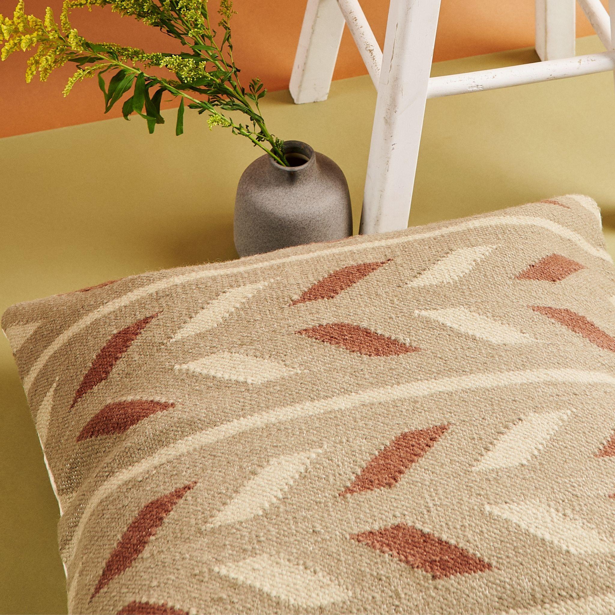 Organico moderno Eros Handloom Verde Marrone Geometrico  Cuscino grande in iuta misto cotone con texture in vendita