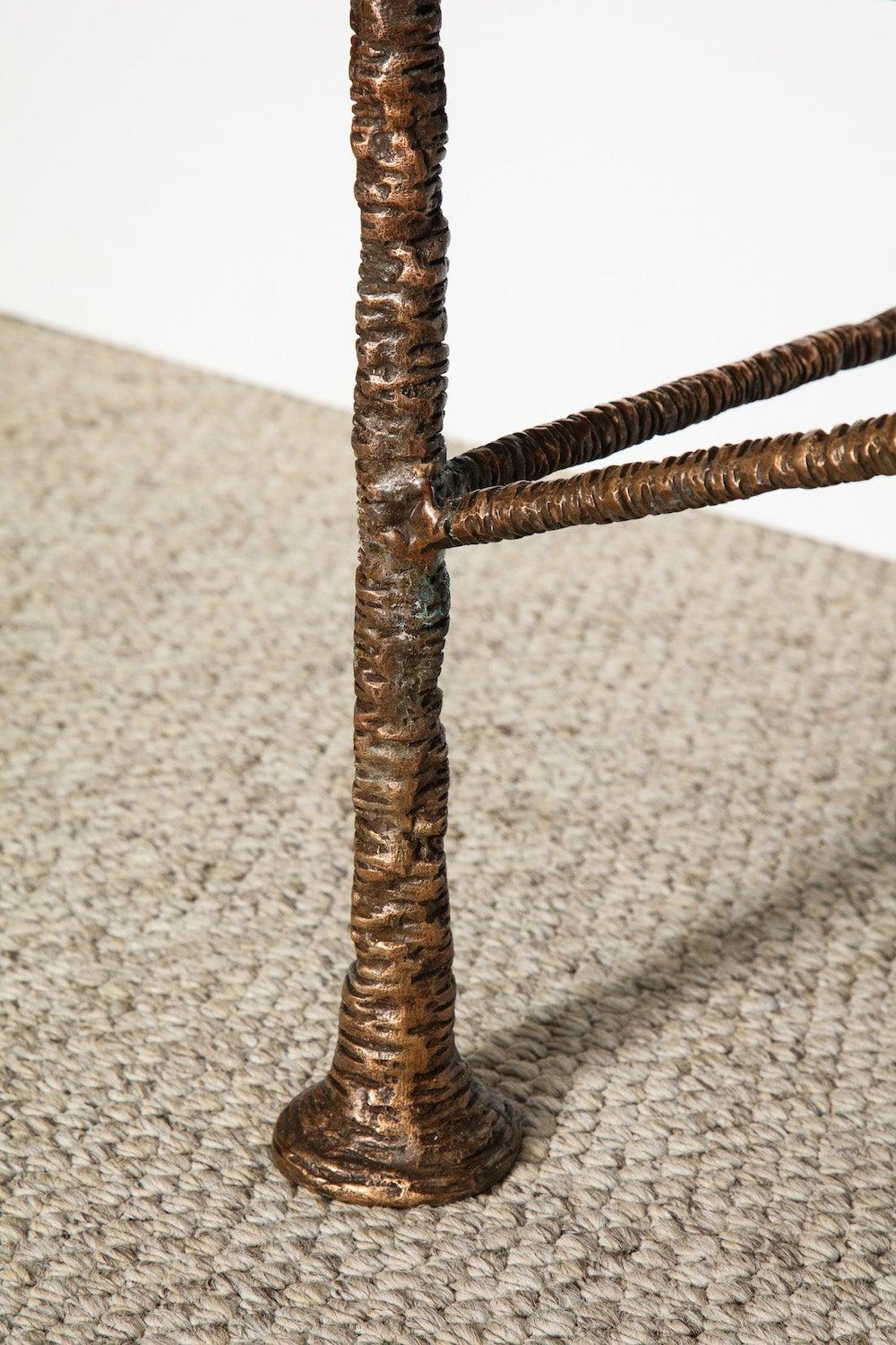 Im Studio gefertigte Bank mit grob bearbeiteten Beinen und Stützen aus Bronzeguss. Handgearbeitetes Finish und unregelmäßige Oberflächen. Gepolstertes Sitzkissen. Jede Bank wird auf Bestellung in Frankreich mit einer Vorlaufzeit von 12-15 Wochen