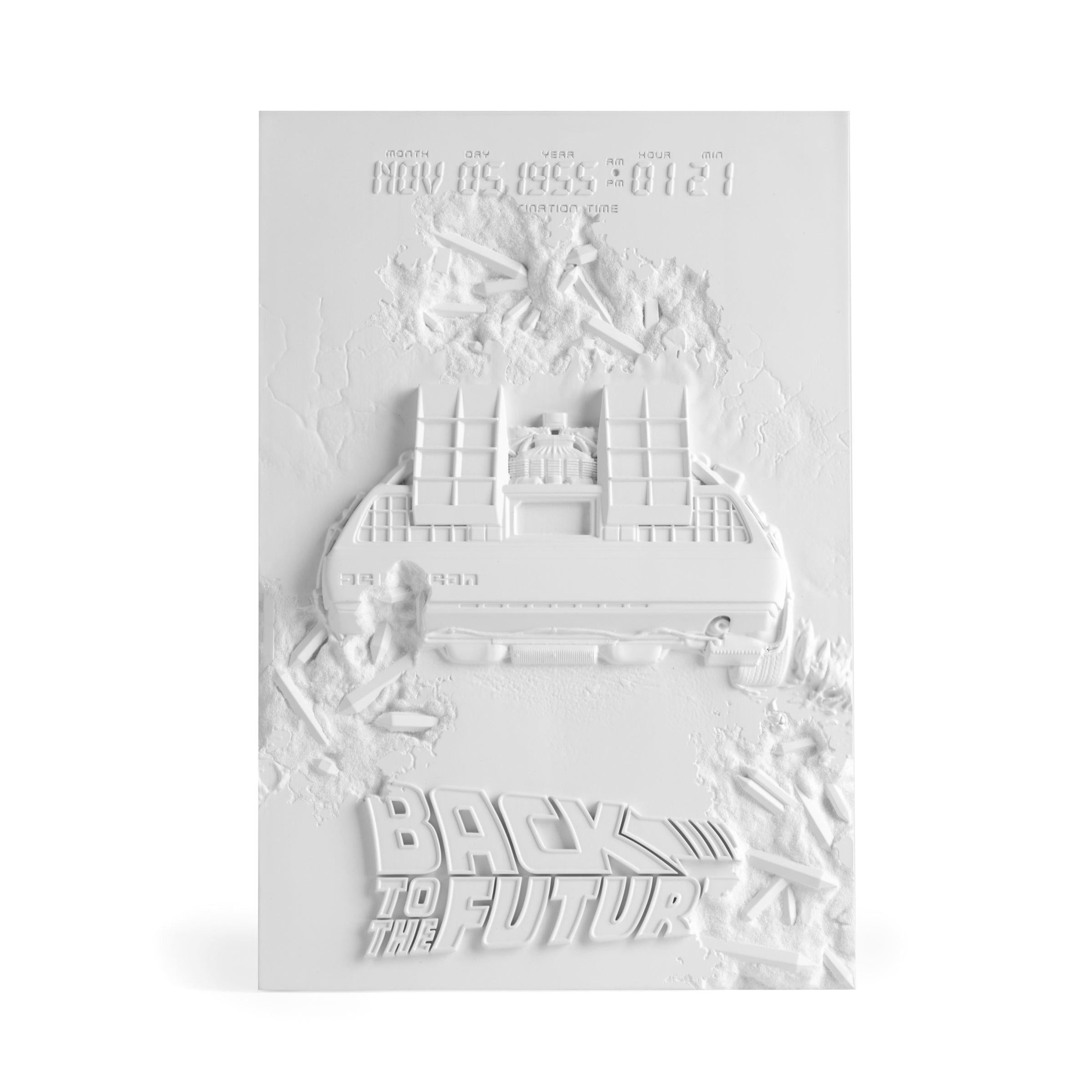 Una cautivadora escultura de resina fundida blanca y cristal triturado inspirada en el icónico póster de la película Regreso al Futuro. Esta reinterpretación moderna transforma el diseño clásico en una obra de arte tridimensional, mezclando la