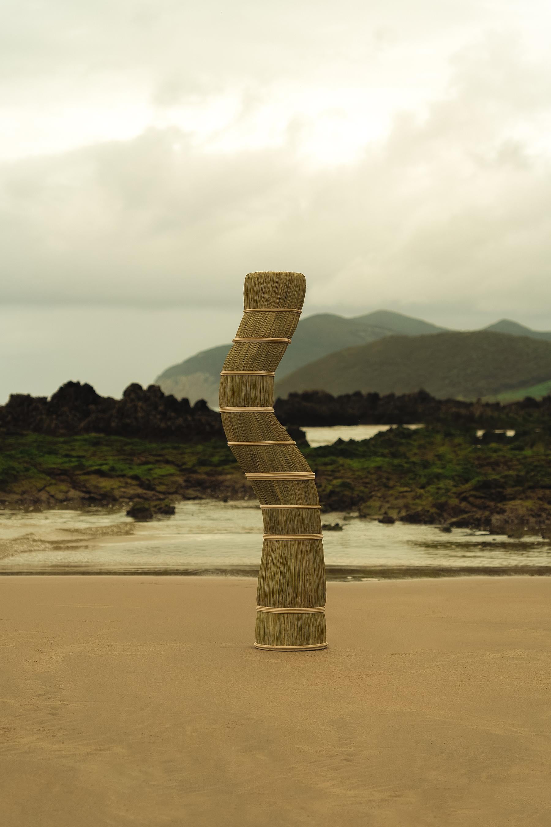 Taking the form of a pillar, this artwork embodies the very principle of torsion that esparto weavers apply on a miniature scale to each fibre. It twists and yet it holds, reminding us of the dialogue every curve secretly maintains with