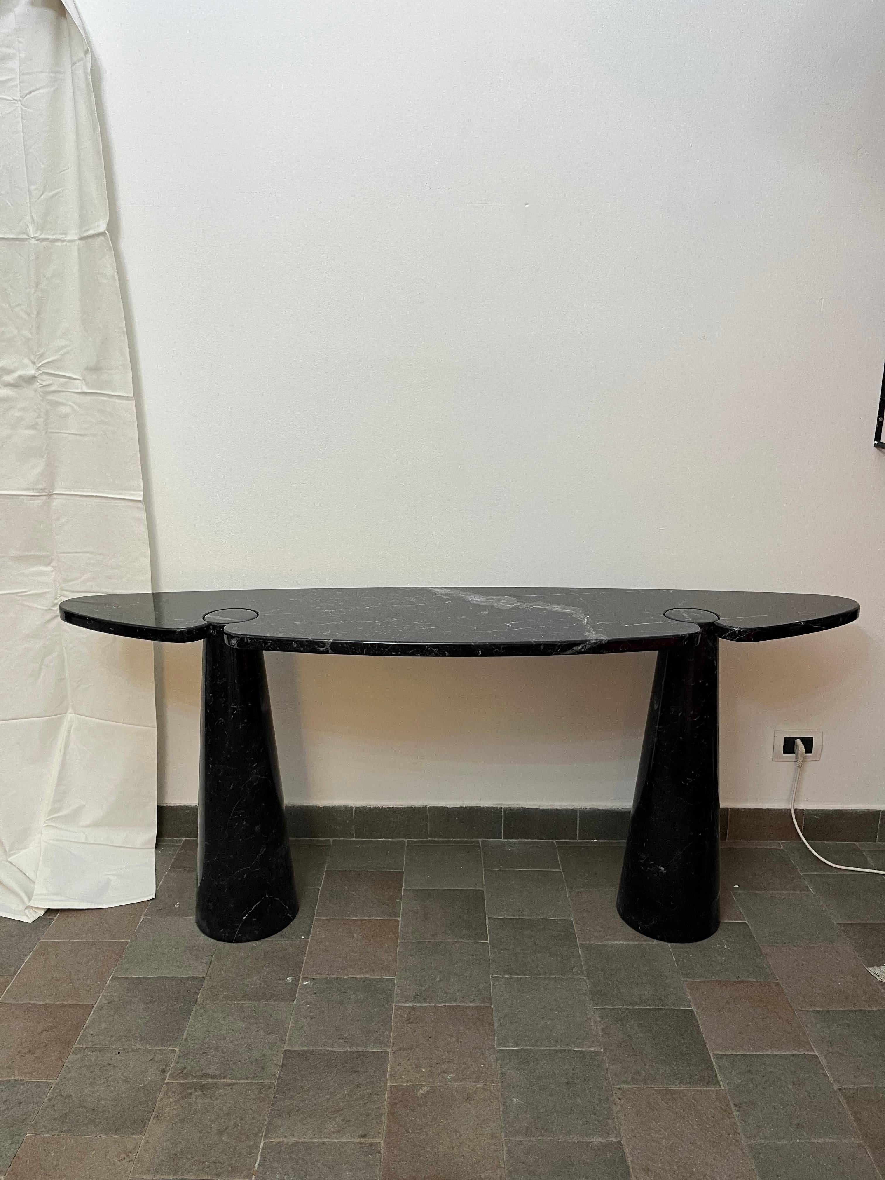 Console Eros d'Angelo Mangiarotti pour Skipper, 1971
Cette table emblématique est réalisée en marbre noir et repose sur deux bases coniques qui font office de pieds. Magnifique et subtil veinage du marbre noir.
Bon état.
Label avec marque