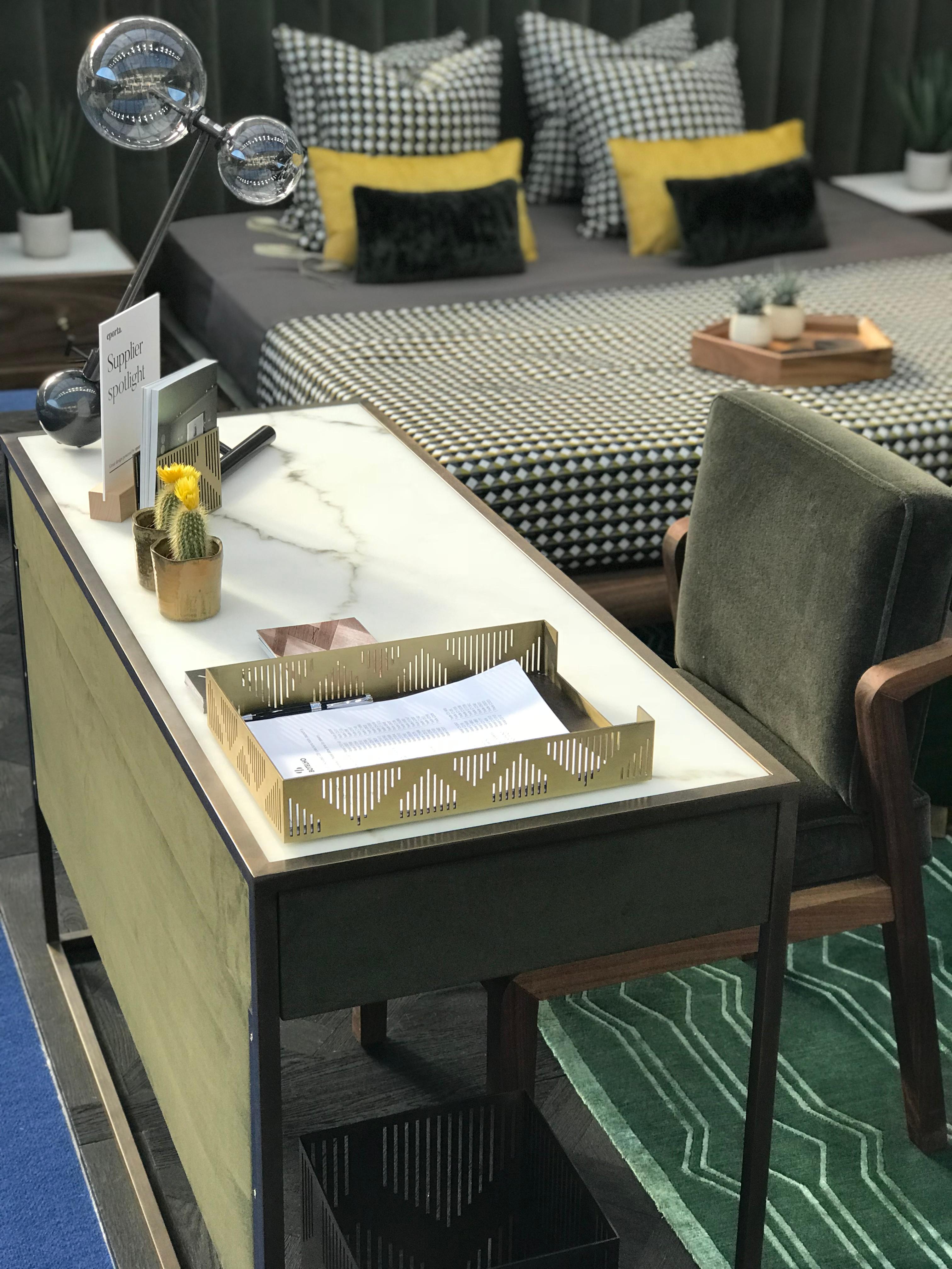 Escritorio Eros
Feroz, sensual y suntuoso, el escritorio Eros tiene una versatilidad que no se encuentra en muchos diseños de muebles de lujo. En toda su gama, Casa Botelho cree que cada hogar merece un Good Design y que, cuando se fabrica con los