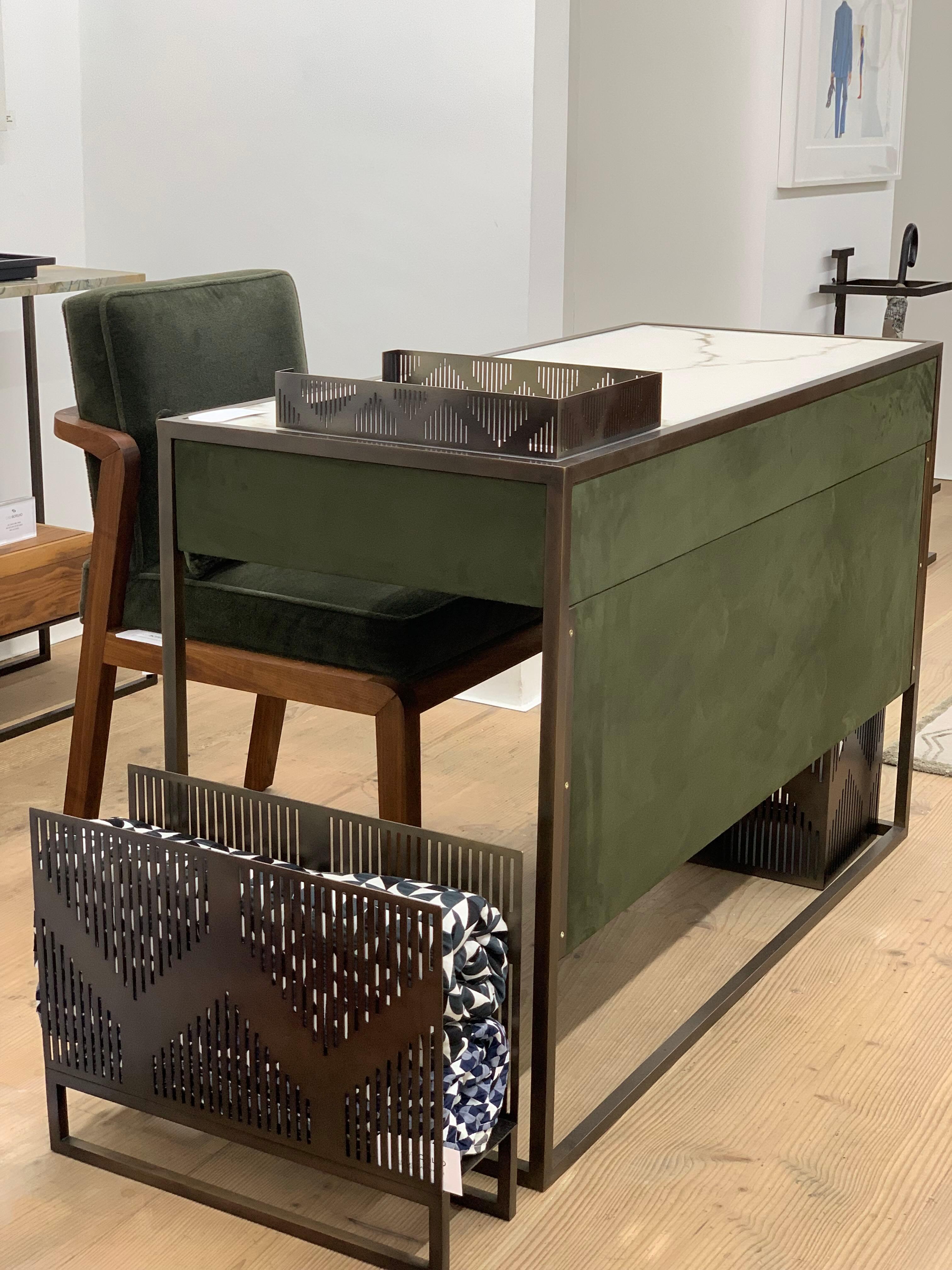 Escritorio Eros con revestimiento de polvo, tapicería de Novasuede, superficie Marblo y pomo de latón Art Decó en venta