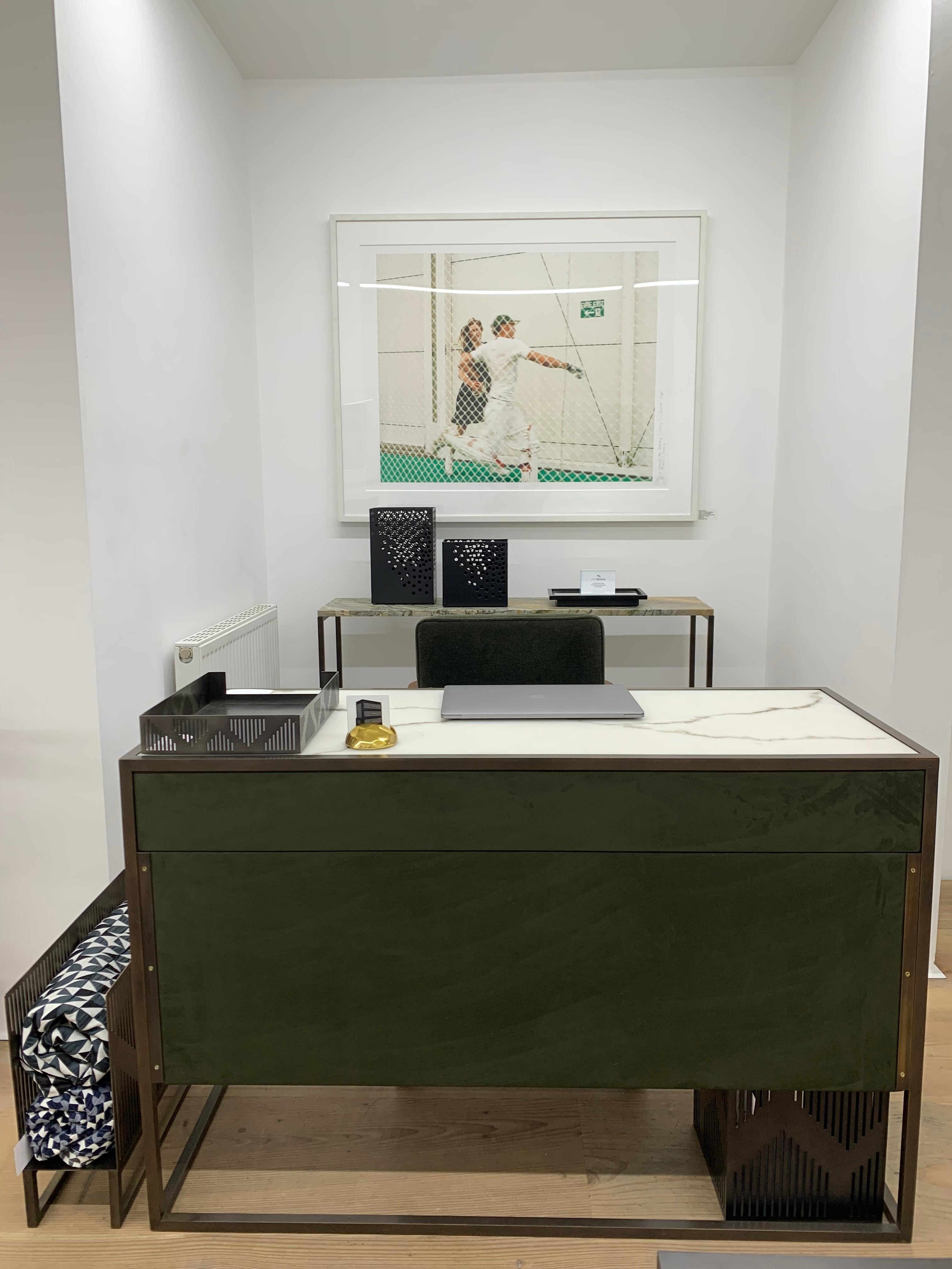 Escritorio Eros con revestimiento de polvo, tapicería de Novasuede, superficie Marblo y pomo de latón en venta 1