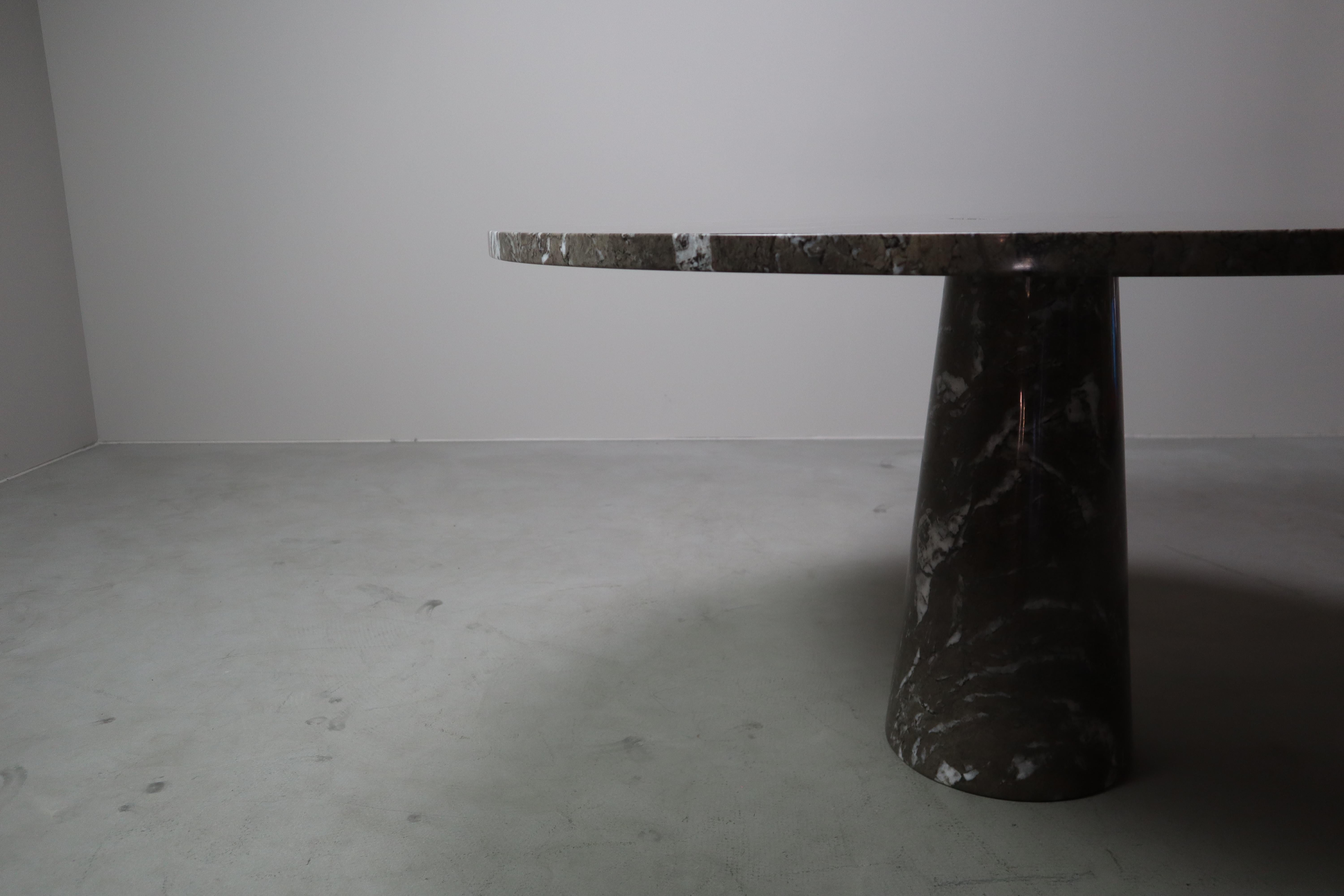 Cette table de salle à manger emblématique Eros, conçue par le maître italien Angelo Mangiarotti, est un classique intemporel du design moderne. Fabriquée en marbre de Mondragon de haute qualité, la table se caractérise par son esthétique