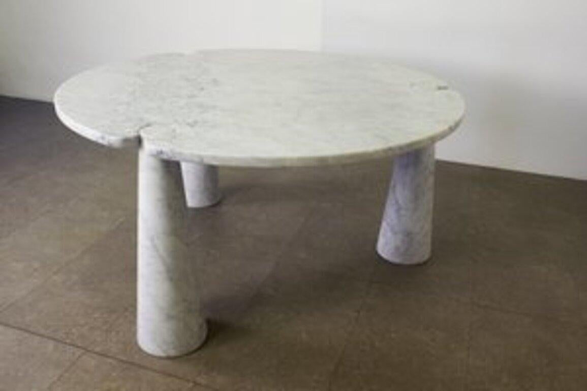wunderbarer Tisch aus Carrara-Marmor, hergestellt in den 1970er Jahren von Meister Angelo Mangiarotti, ausgezeichneter Zustand, für diejenigen, die ein Meisterwerk in ihrem Zimmer wollen.