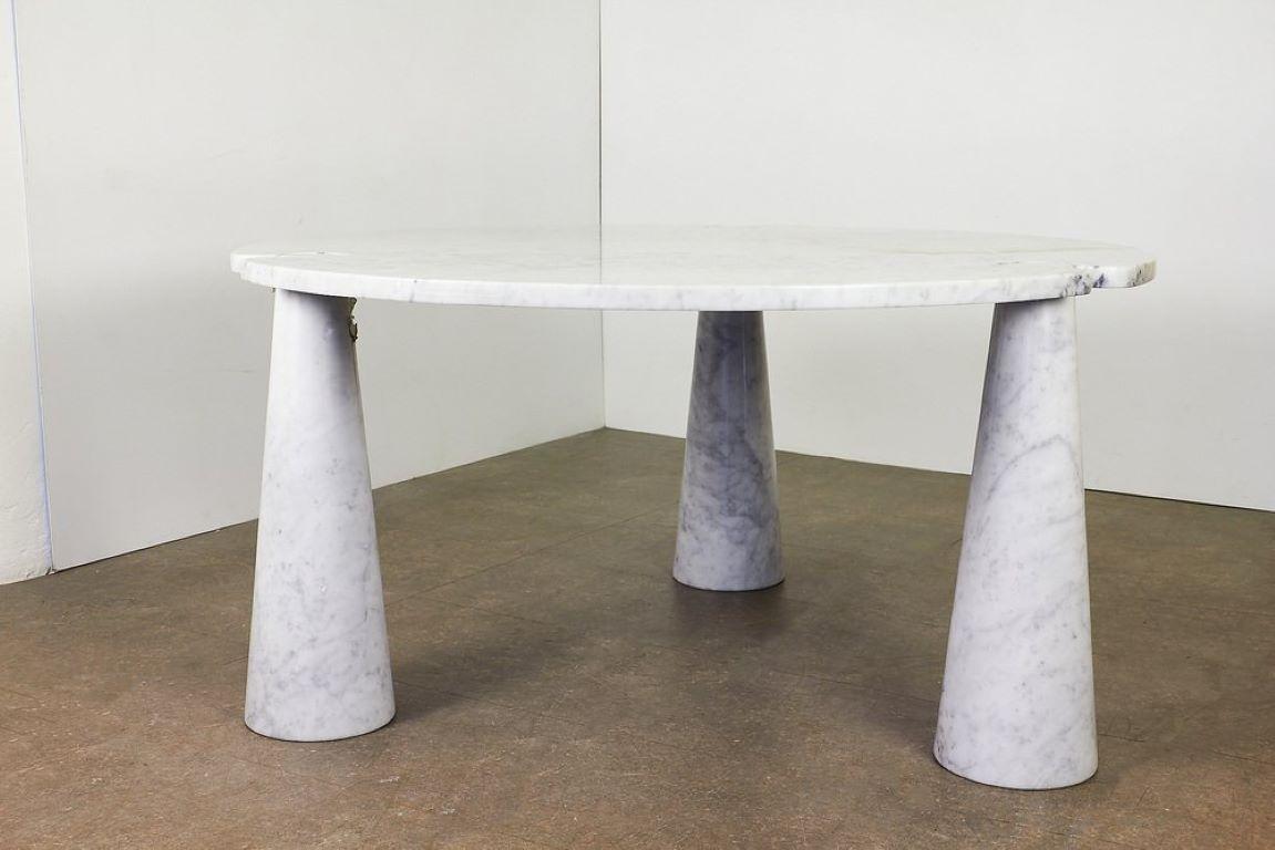 Ein wunderschöner Tisch aus Carrara-Marmor, hergestellt in den 70er Jahren von Angelo Mangiarotti, in gutem Zustand, für alle, die ein Capolavoro in der eigenen Stanza wünschen.