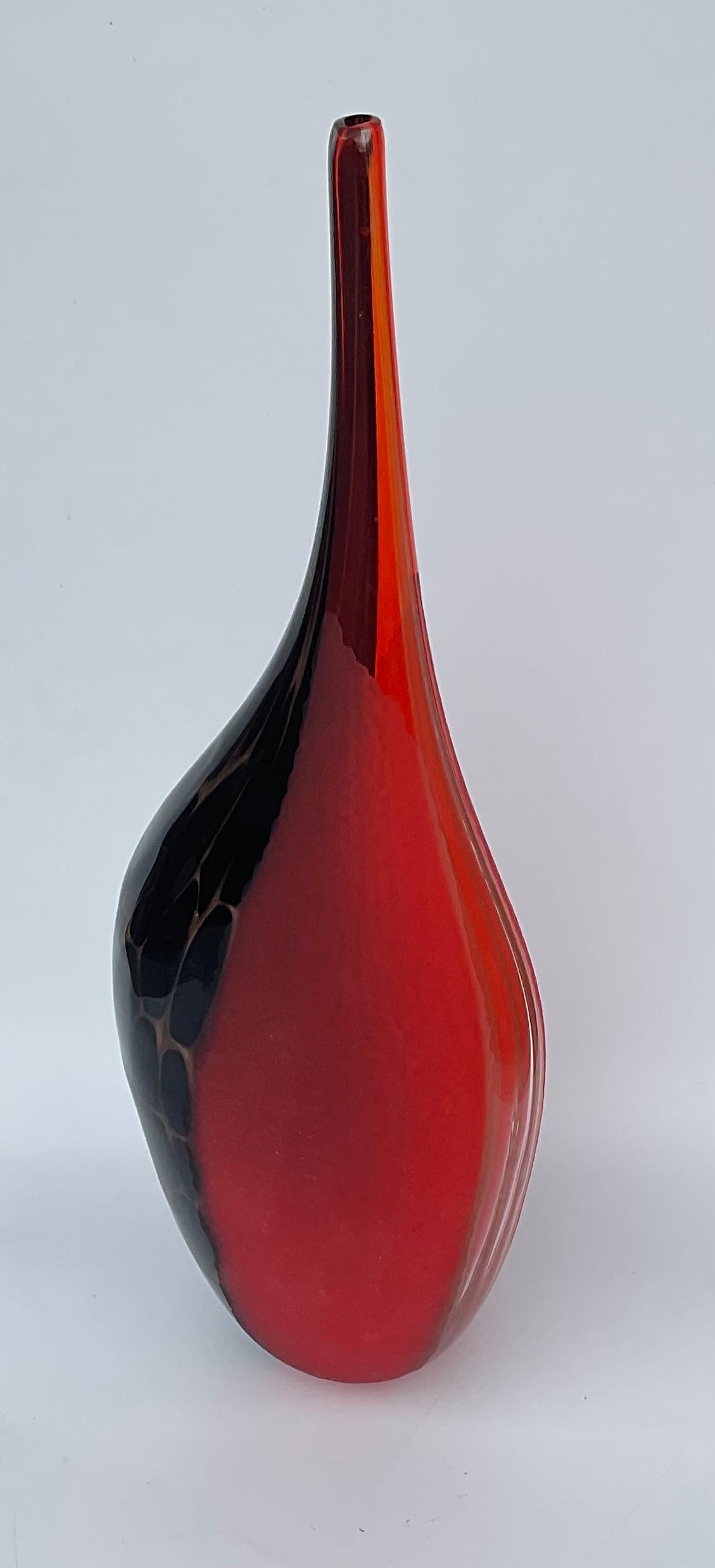 Mid-Century Modern Vase en verre sculpté de Murano signé Eros Raffael avec Battuto et couleur brillante en vente
