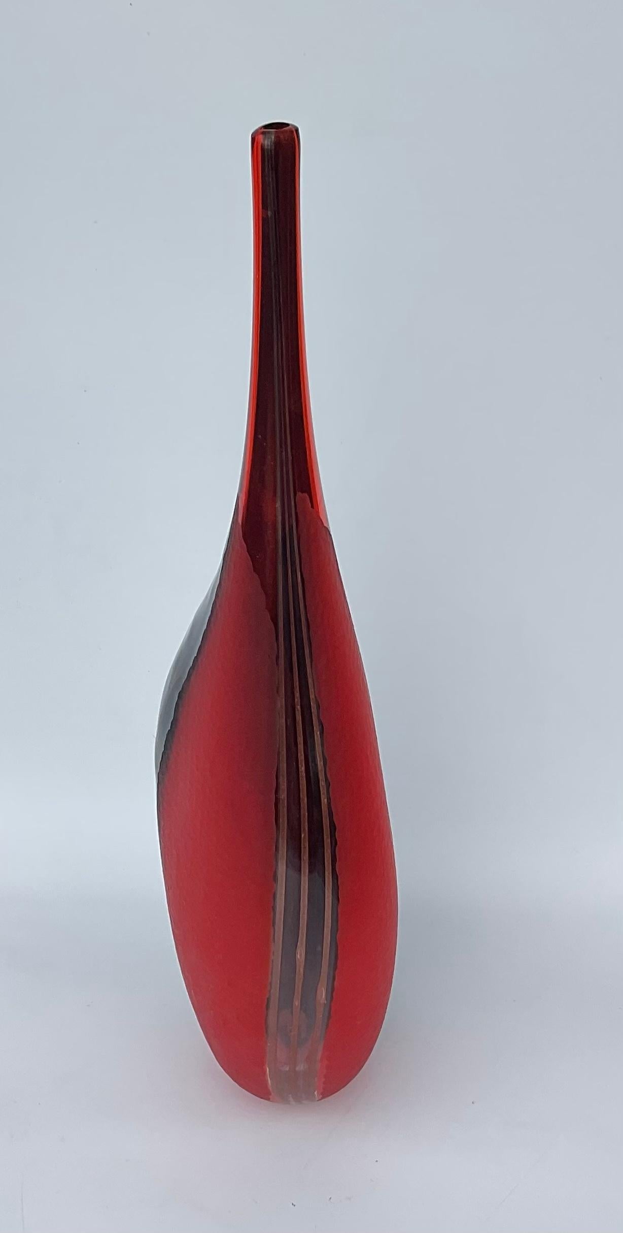 italien Vase en verre sculpté de Murano signé Eros Raffael avec Battuto et couleur brillante en vente