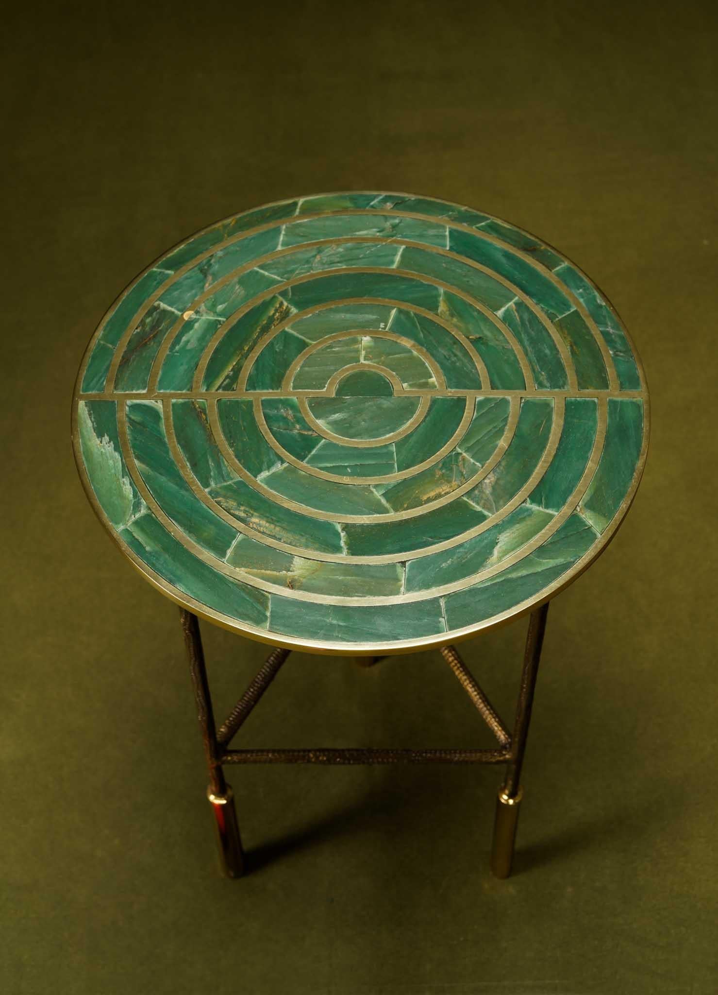 Table d'appoint Eros en laiton et pierre semi-précieuse Viya de Vikram Goyal en vente 1