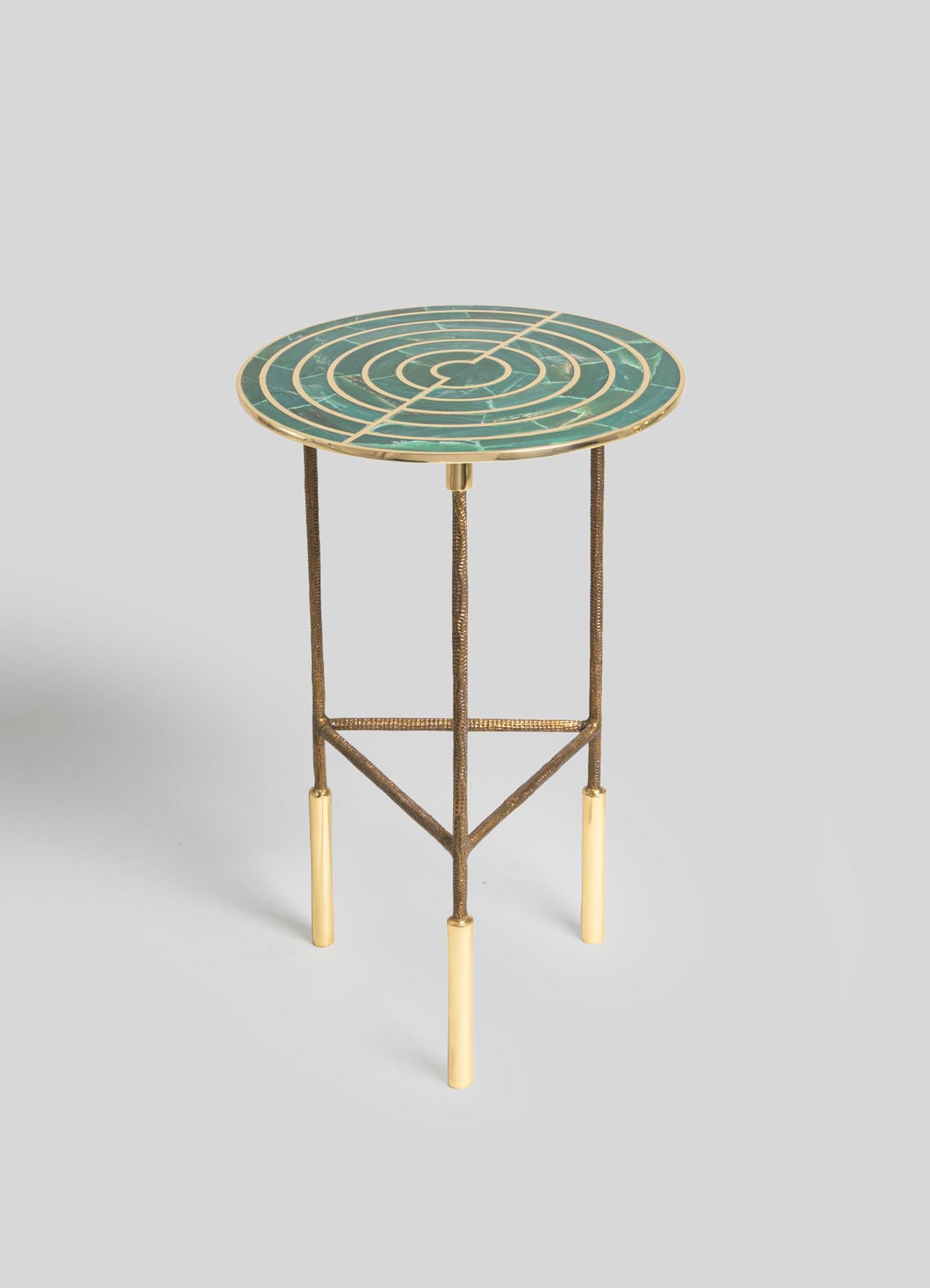 Moulage Table d'appoint Eros en laiton et pierre semi-précieuse Viya de Vikram Goyal en vente
