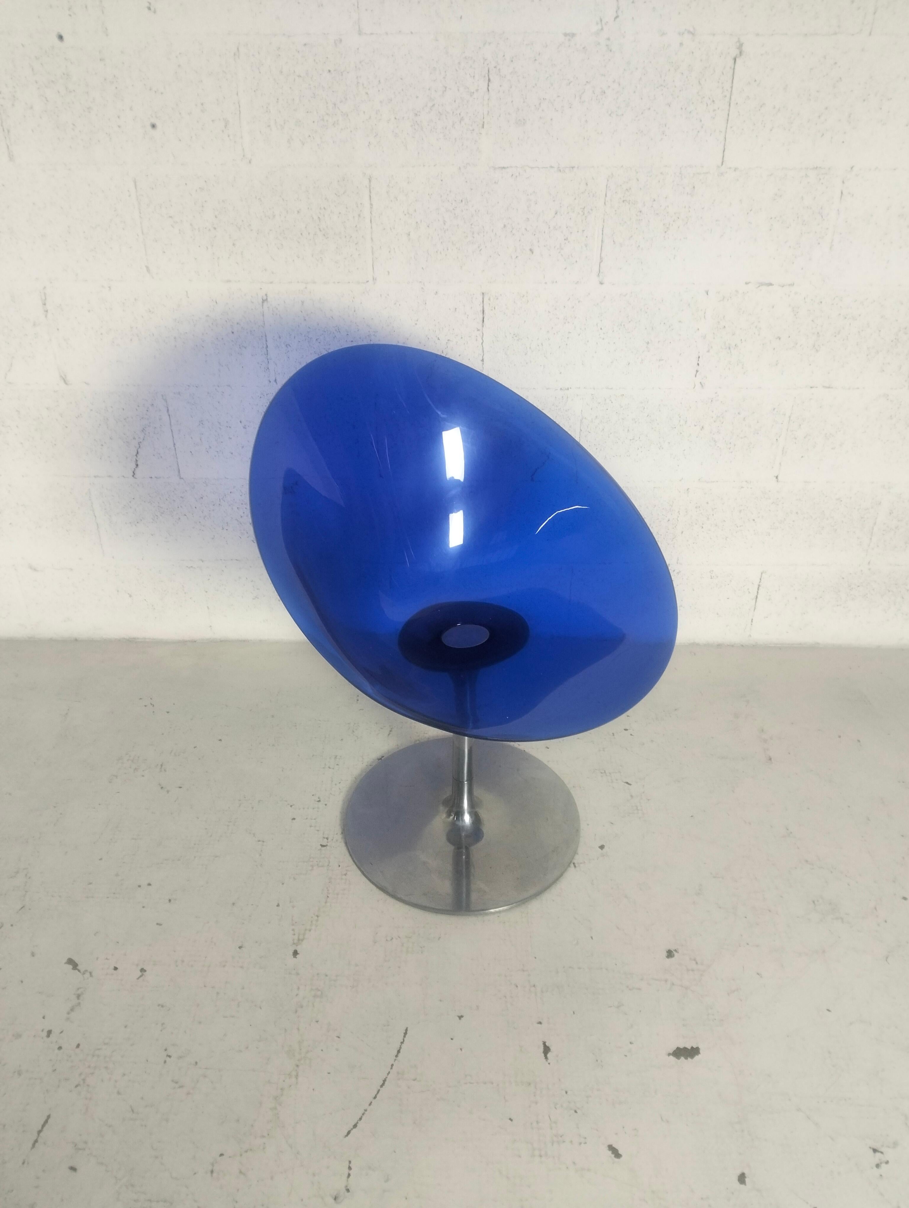 Eros is an enveloping armchair, with an organic egg shape, characterized by a refined combination of finishes and a skilful use of colour. Eros is ideal for the home, in the dining room or living room, but can also be used in offices as a