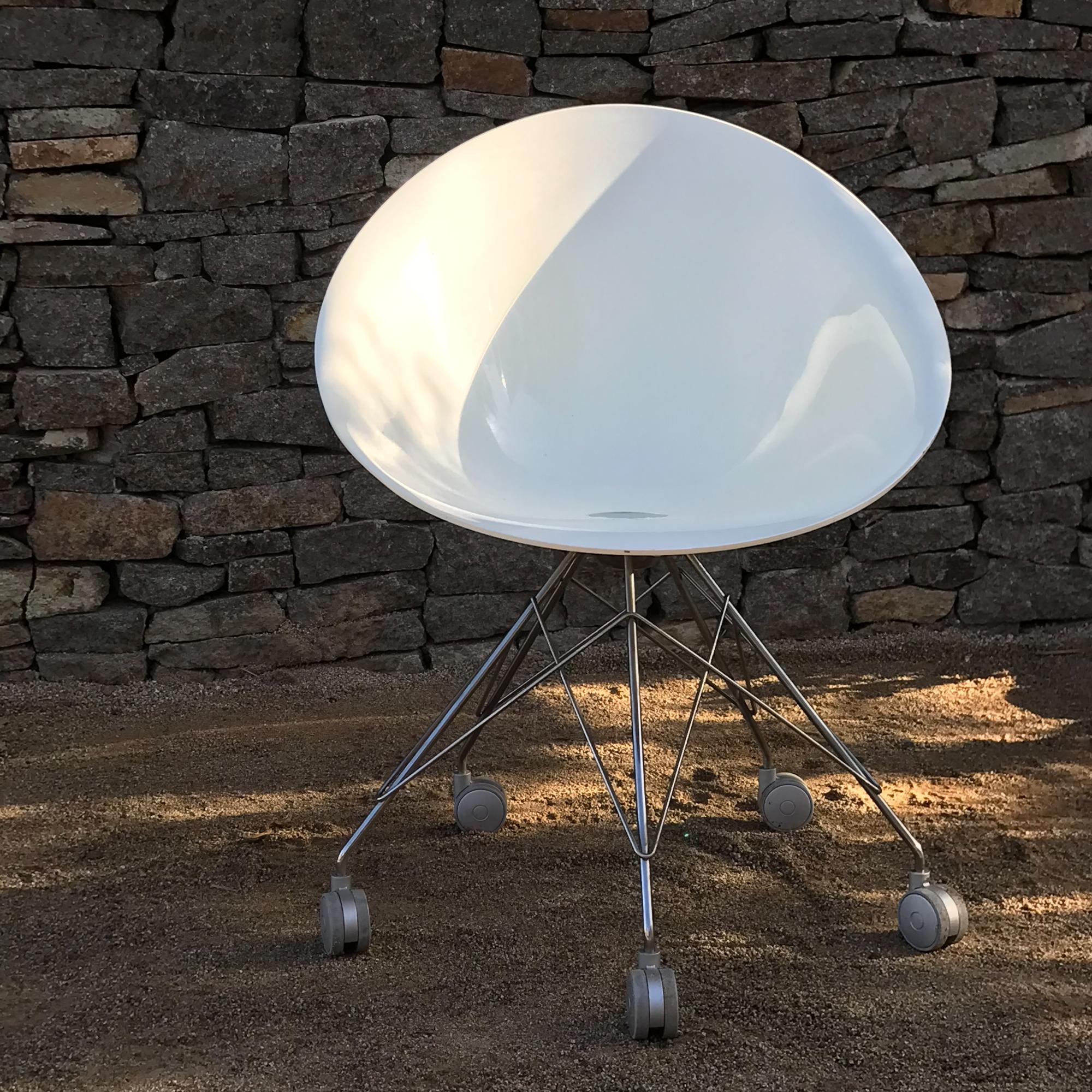 AMBIANIC presents
Fantastic Eros Eiffel Swivel White Wire Base Chair on Wheels by Philippe Starck for Kartell
 32 H x 23.5 x 23.75 W  Seat Height 18.25
Single Chair with Eiffel Tower base on wheels designed by Philippe Starck for Kartell,