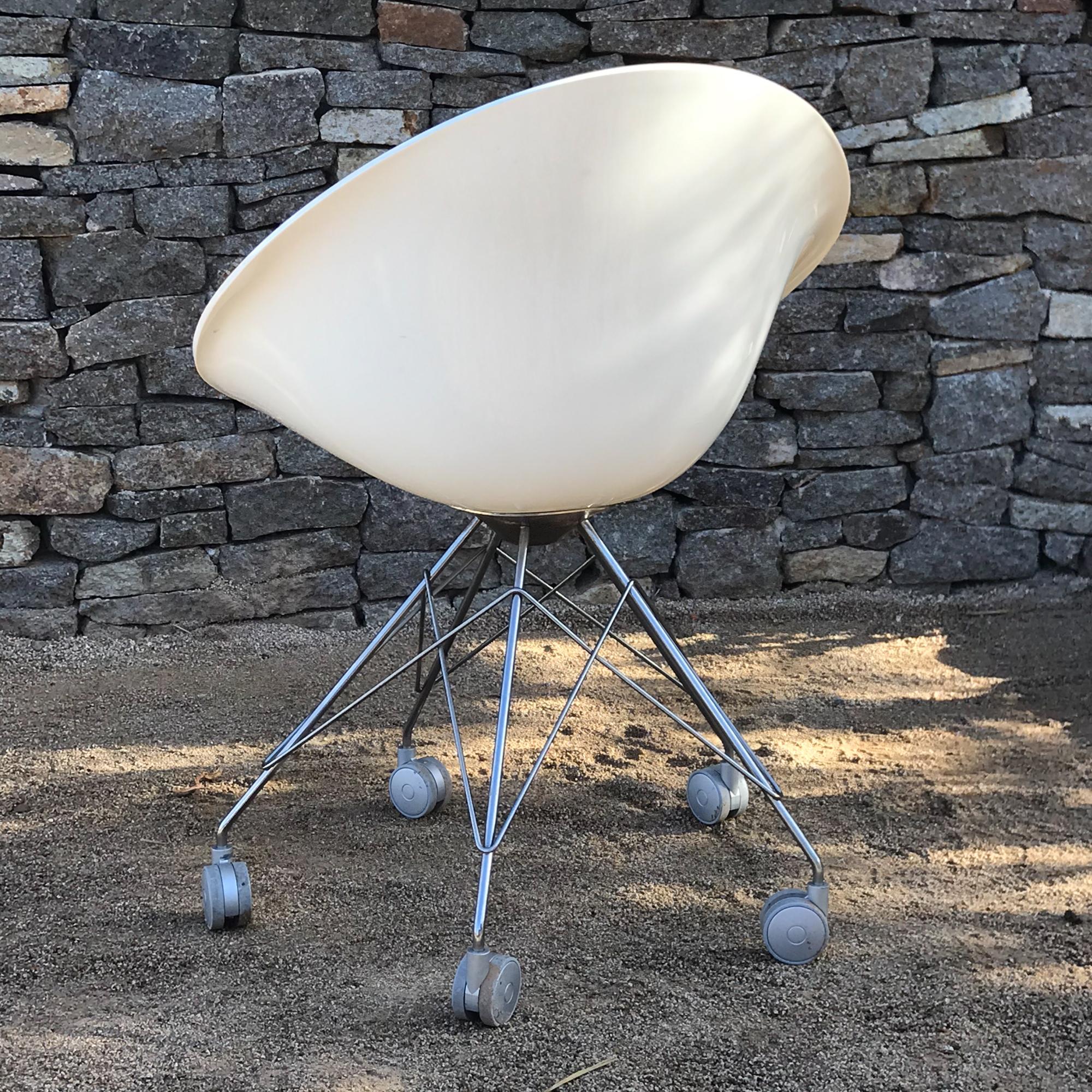 Eros White Eiffel Swivel Chair on Wheels Philippe Starck for Kartell Italy In Good Condition For Sale In Chula Vista, CA