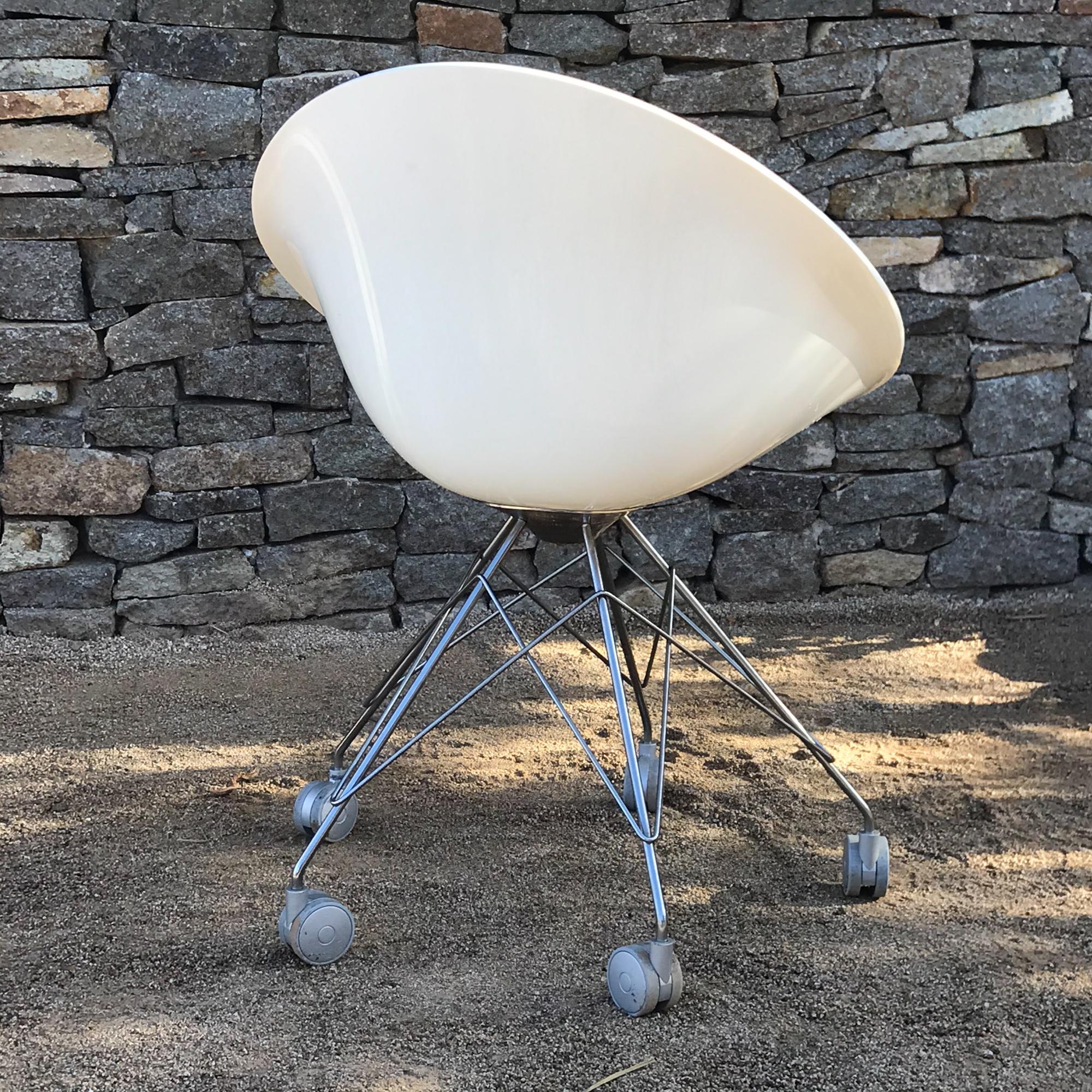 Contemporary Eros White Eiffel Swivel Chair on Wheels Philippe Starck for Kartell Italy For Sale