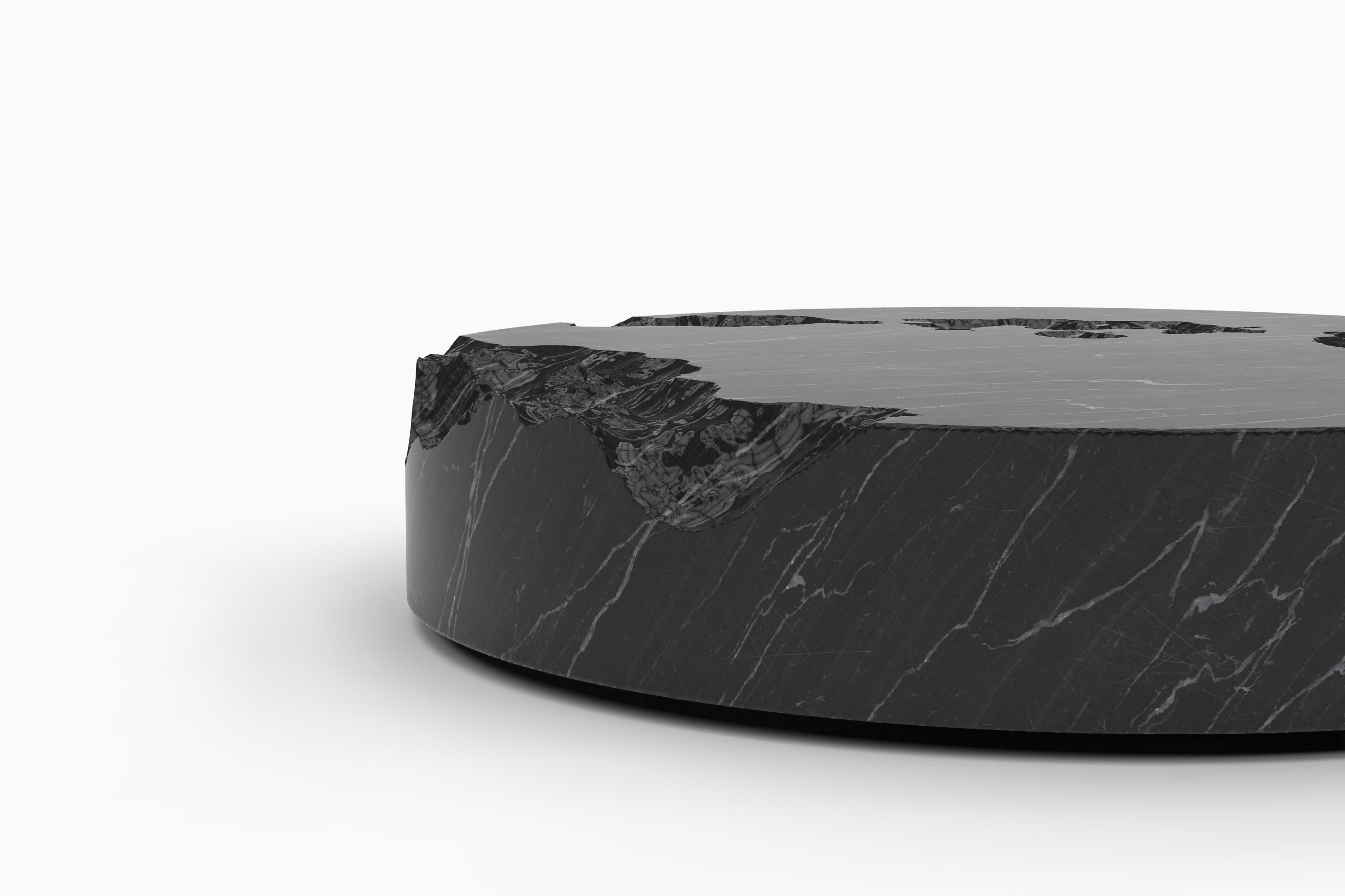 Marbre Table basse ronde en marbre noir Erosia en vente