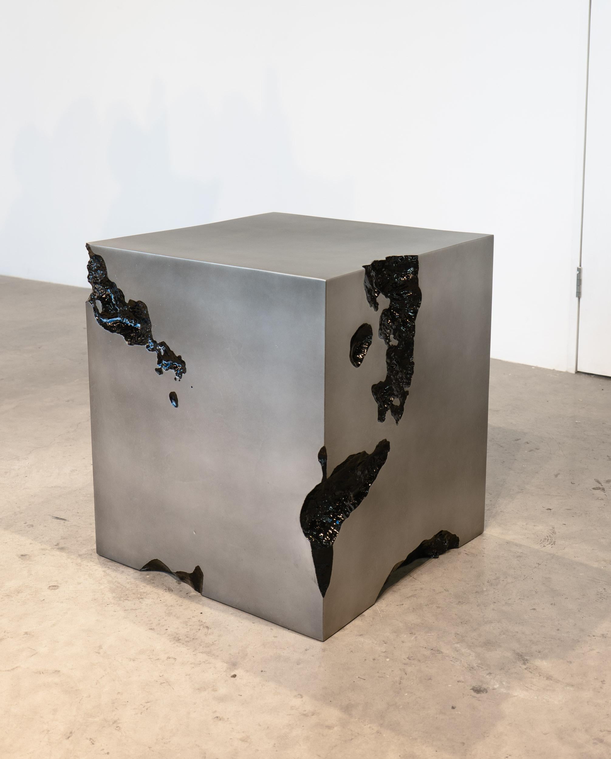 Un volume spoglio interrotto dal tempo, il tavolino Erosia (Cube) esplora il tranquillo dramma della form A disfatta. La sua geometria nitida e minimale lascia spazio a vuoti che non sembrano né accidentali né decorativi, ma aperture elementari