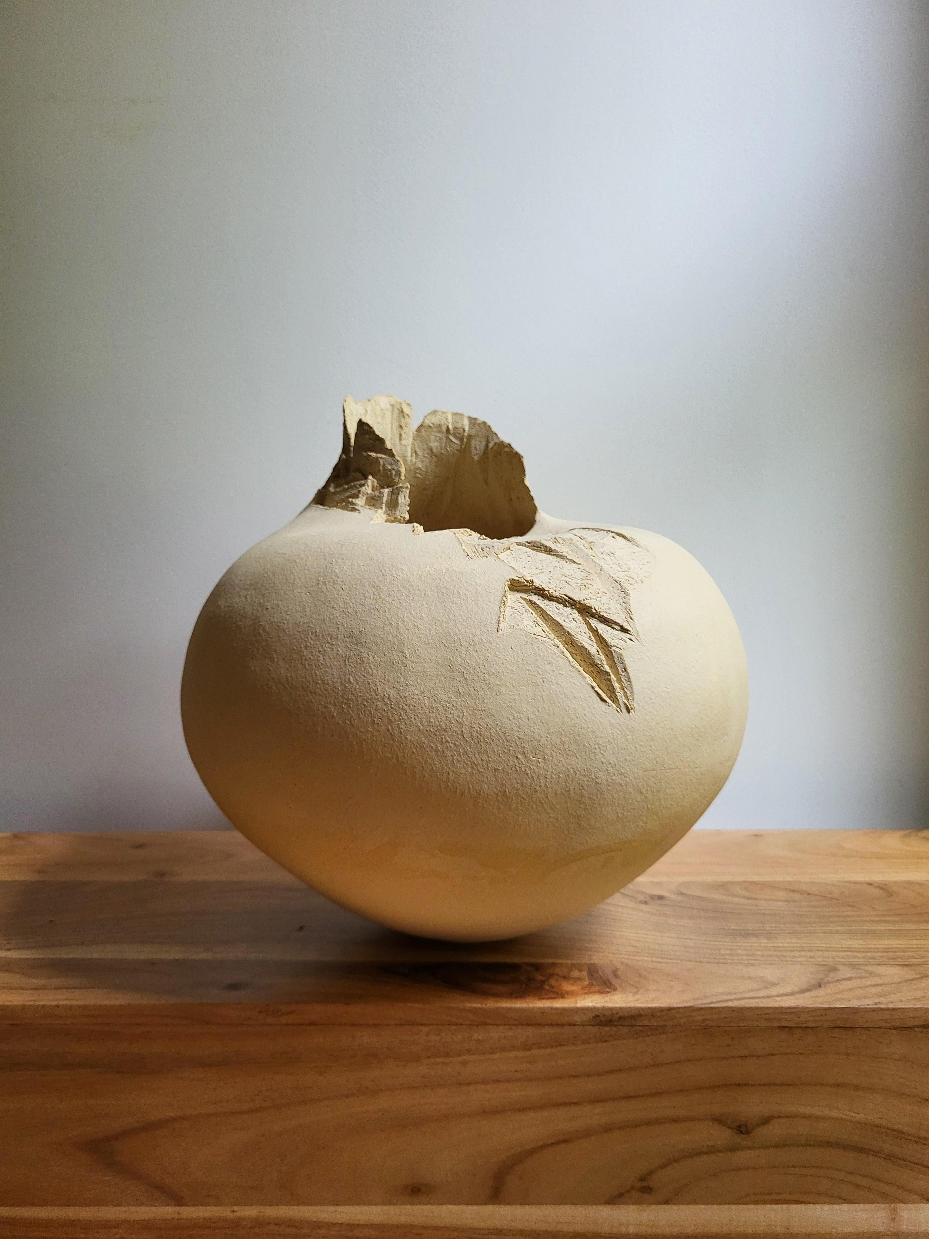 Memoria de la erosión IV es una escultura de cerámica hecha a mano por la artista francesa Audrey Vo Van, realizada en gres chamota blanco. La pieza presenta una silueta generosa y redondeada, puntuada por una abertura rugosa: un punto de encuentro