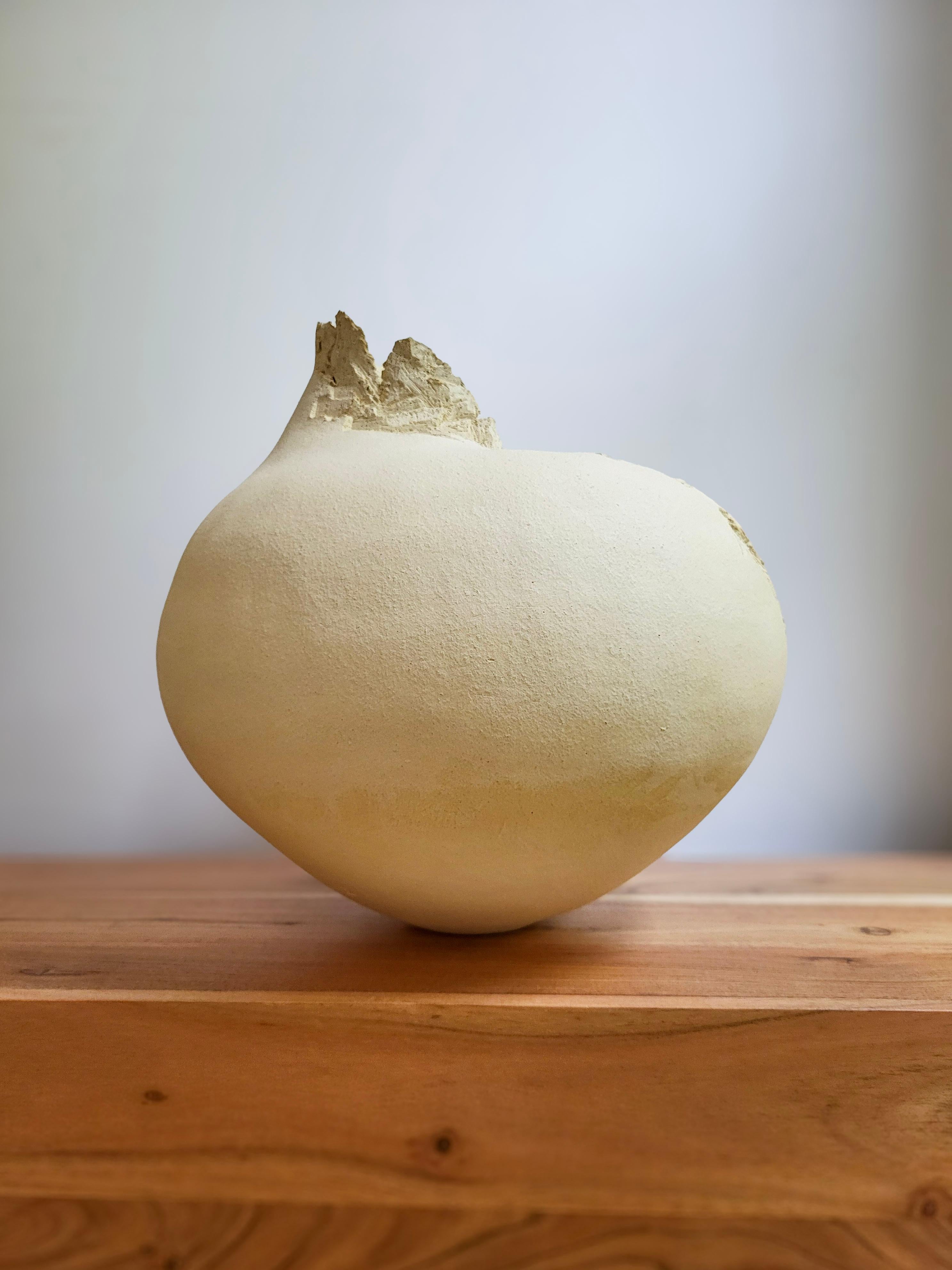 Memoria de la erosión IV - Escultura de cerámica hecha a mano en gres beige Moderno orgánico en venta