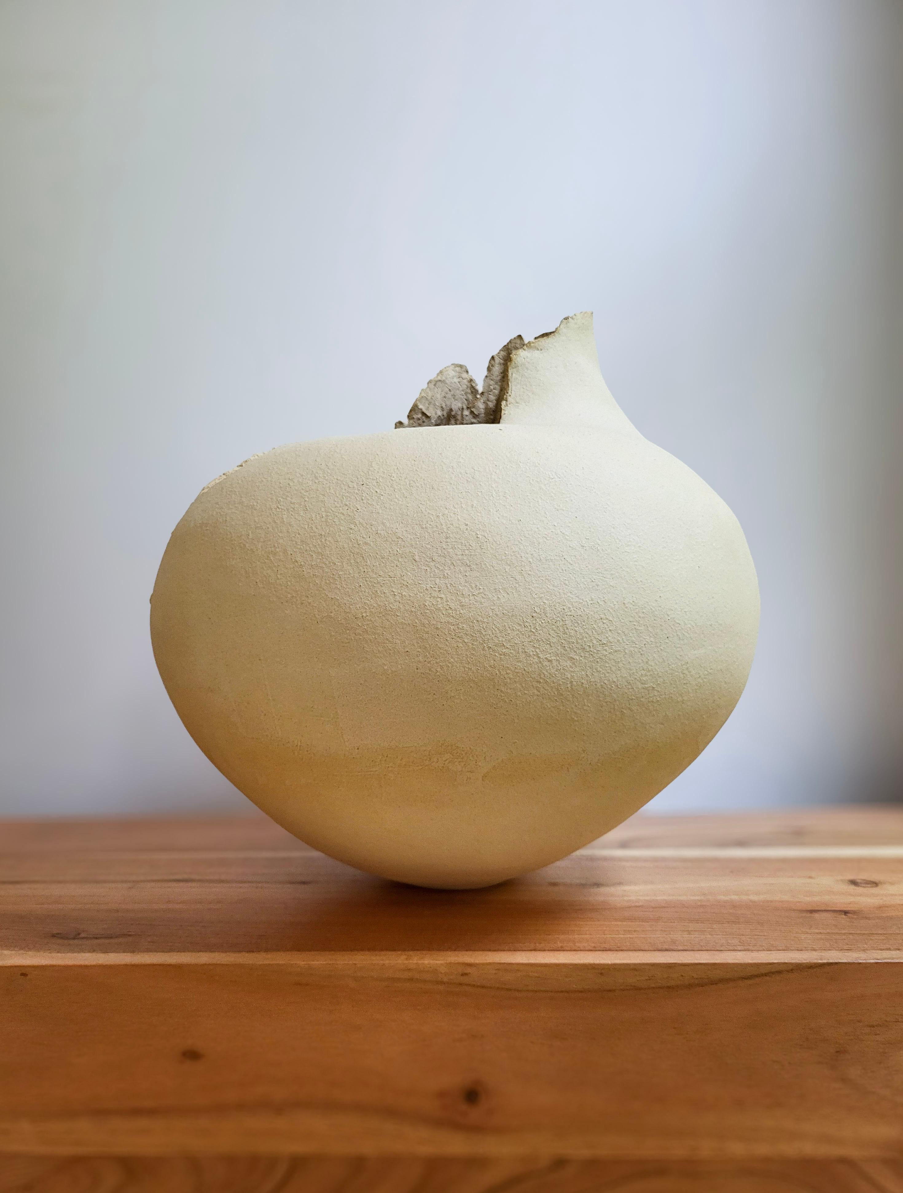 Memoria de la erosión IV - Escultura de cerámica hecha a mano en gres beige Francés en venta