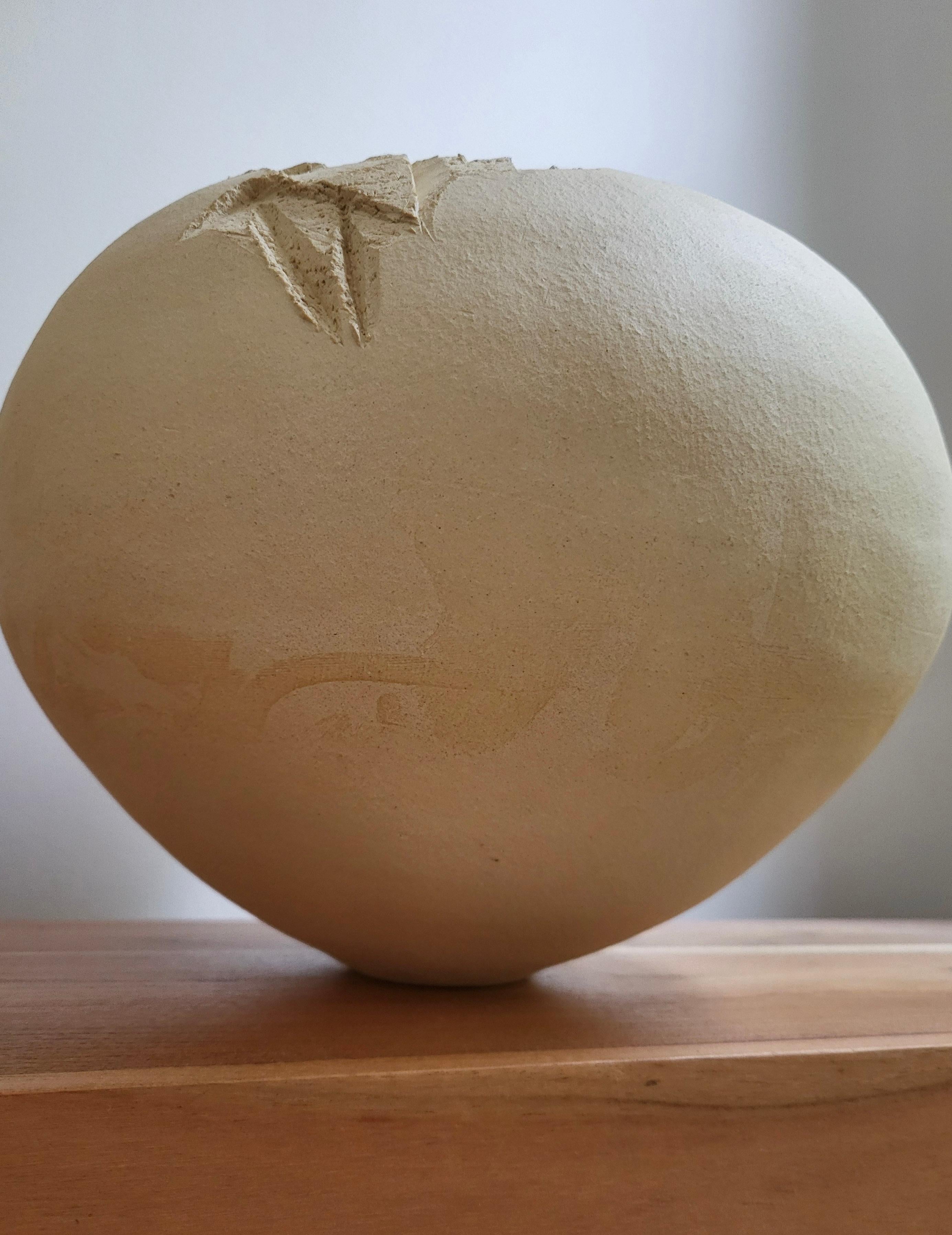 Memoria de la erosión IV - Escultura de cerámica hecha a mano en gres beige Hecho a mano en venta