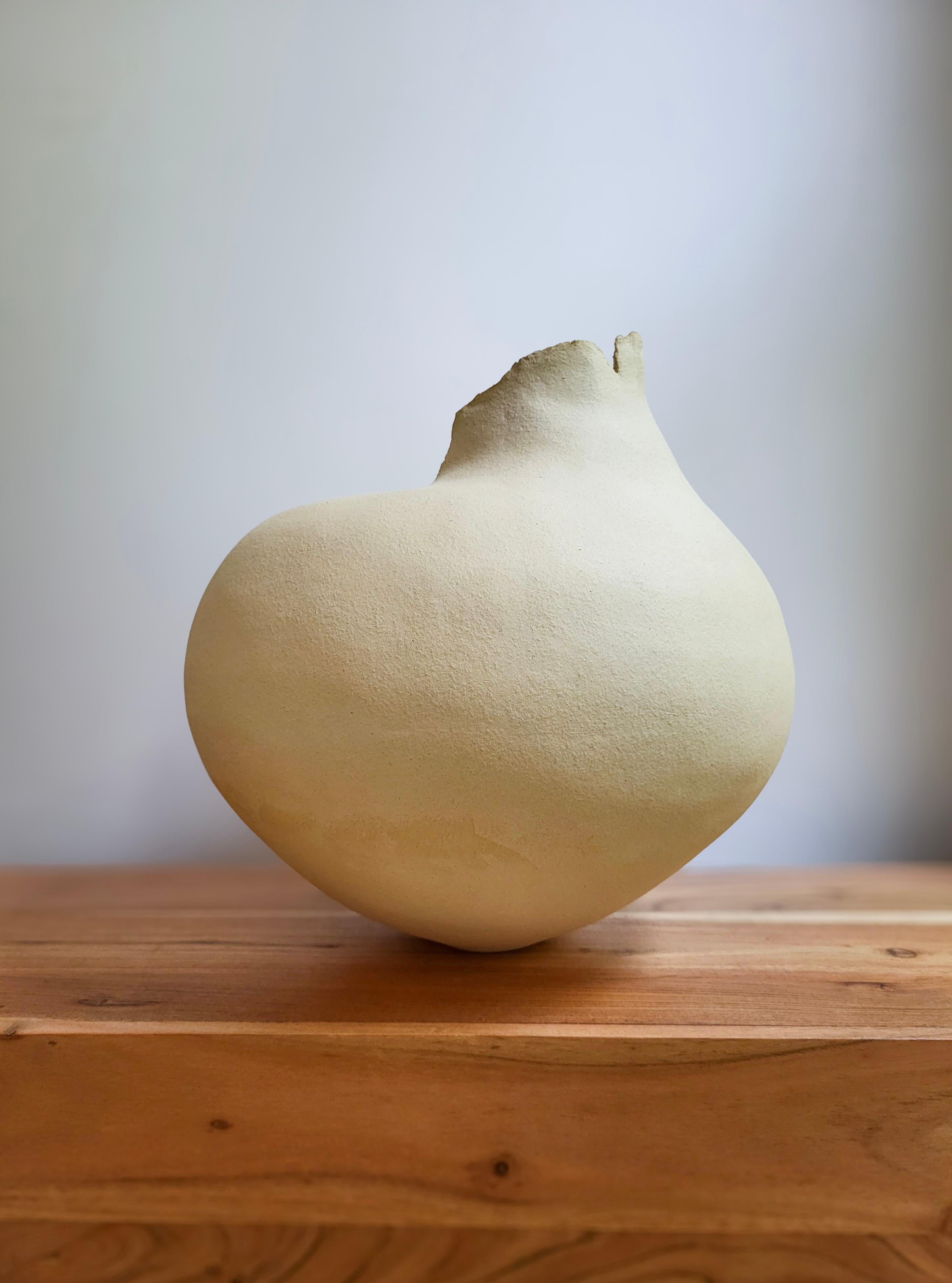 Memoria de la erosión IV - Escultura de cerámica hecha a mano en gres beige en Nuevo estado para la venta en PRADES-LE-LEZ, FR
