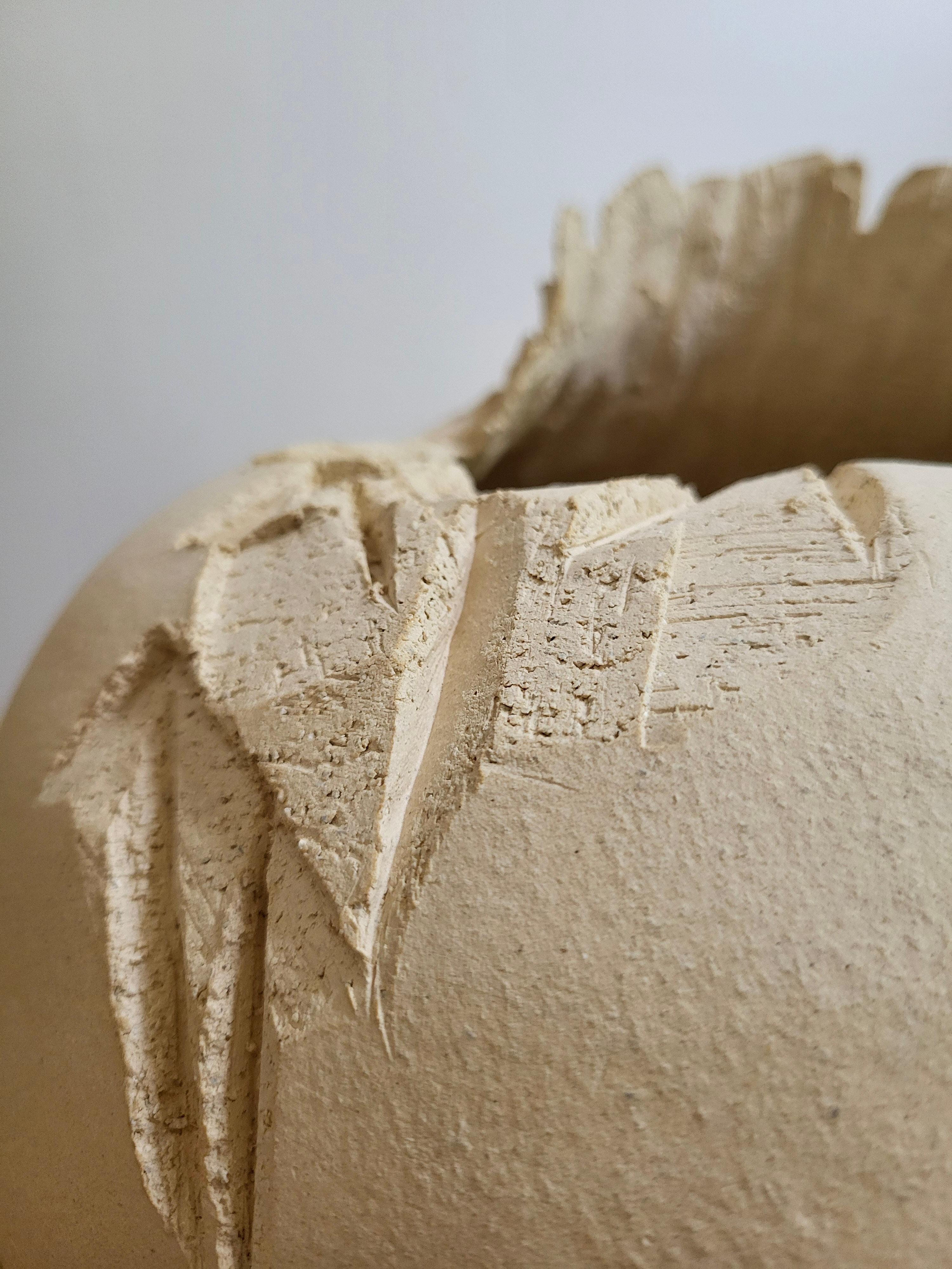Memoria de la erosión IV - Escultura de cerámica hecha a mano en gres beige Siglo XXI y contemporáneo en venta