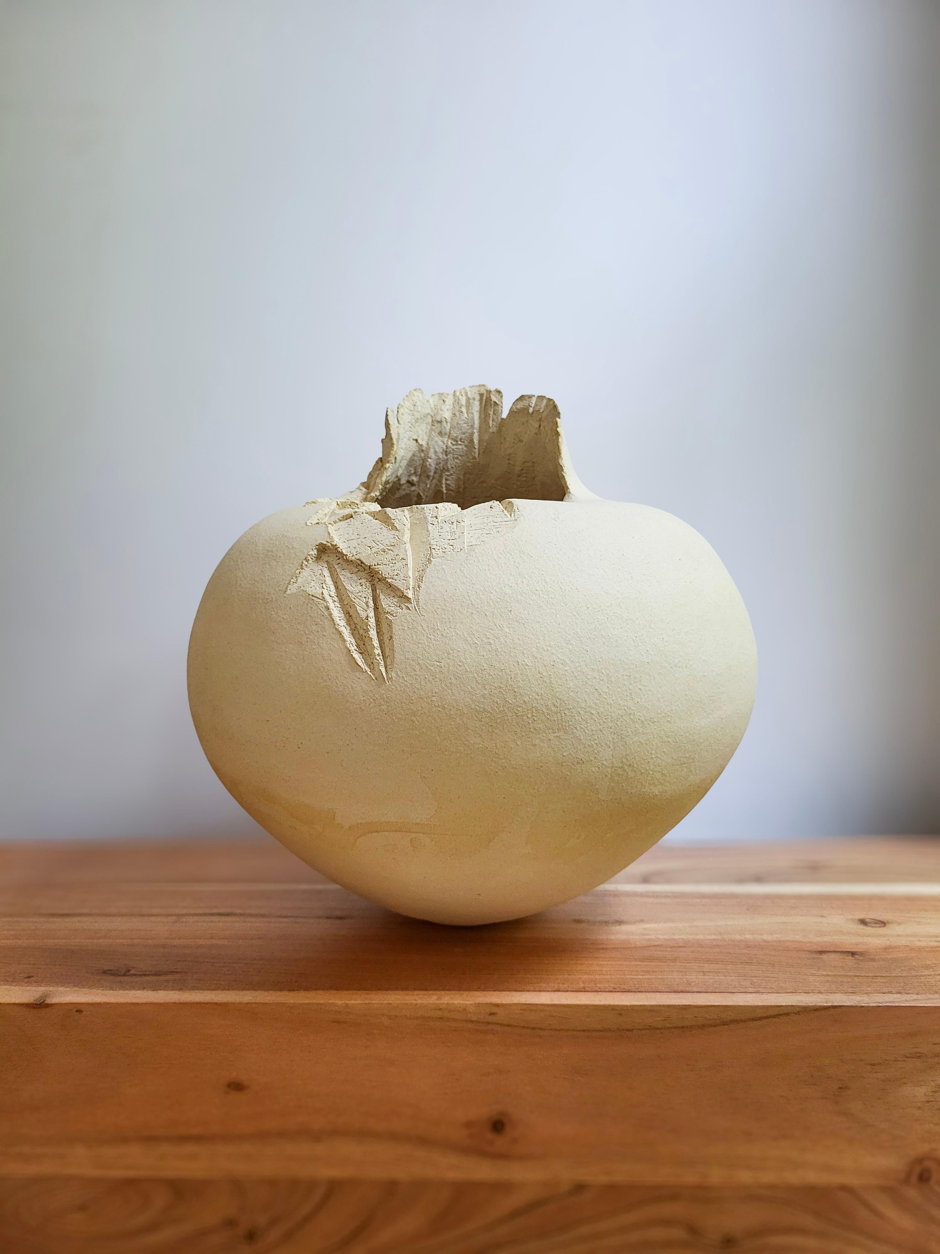 Memoria de la erosión IV - Escultura de cerámica hecha a mano en gres beige en venta 1