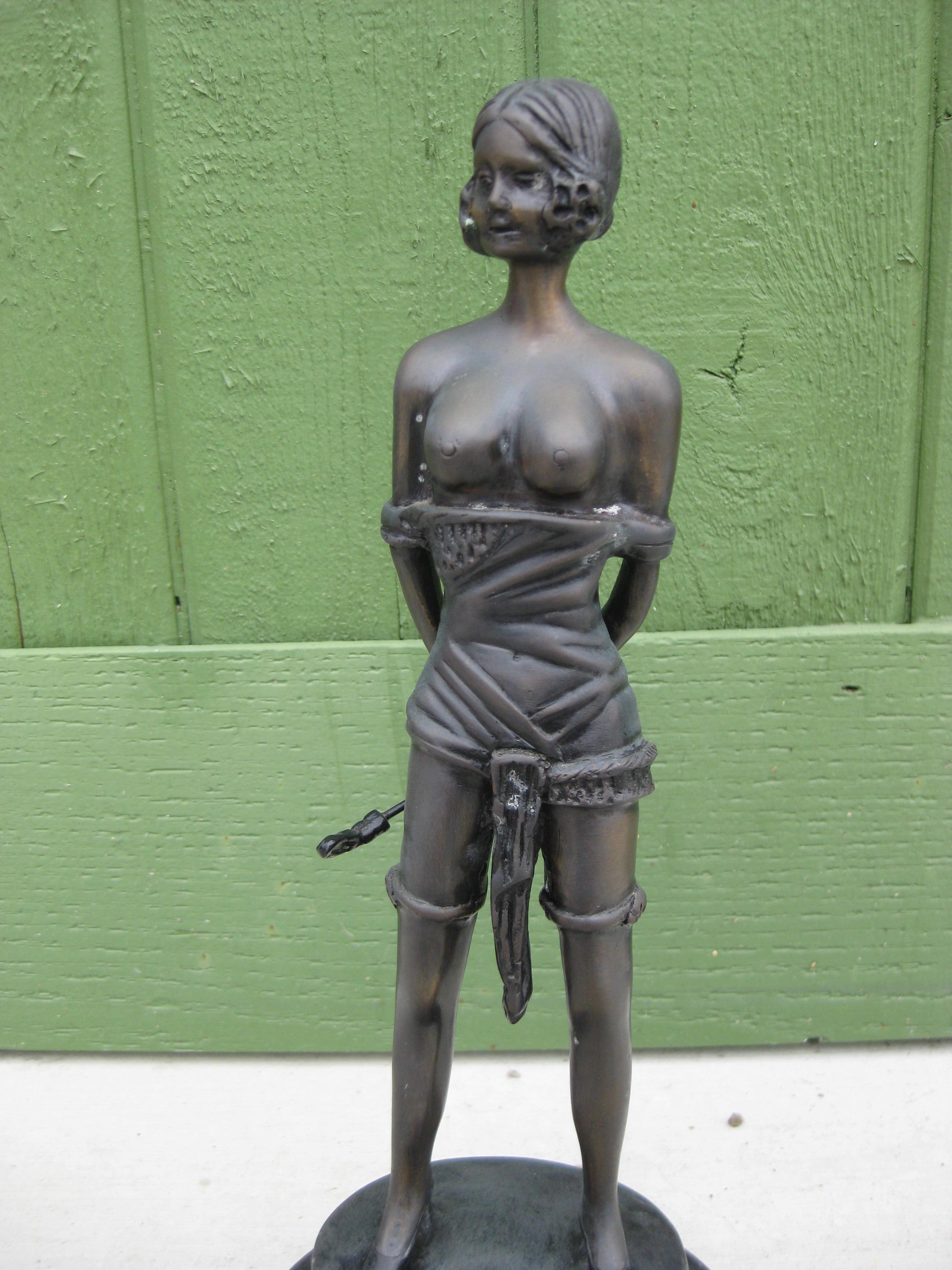 Offriamo una meravigliosa scultura in bronzo di una donna nuda che riprende la scultura 