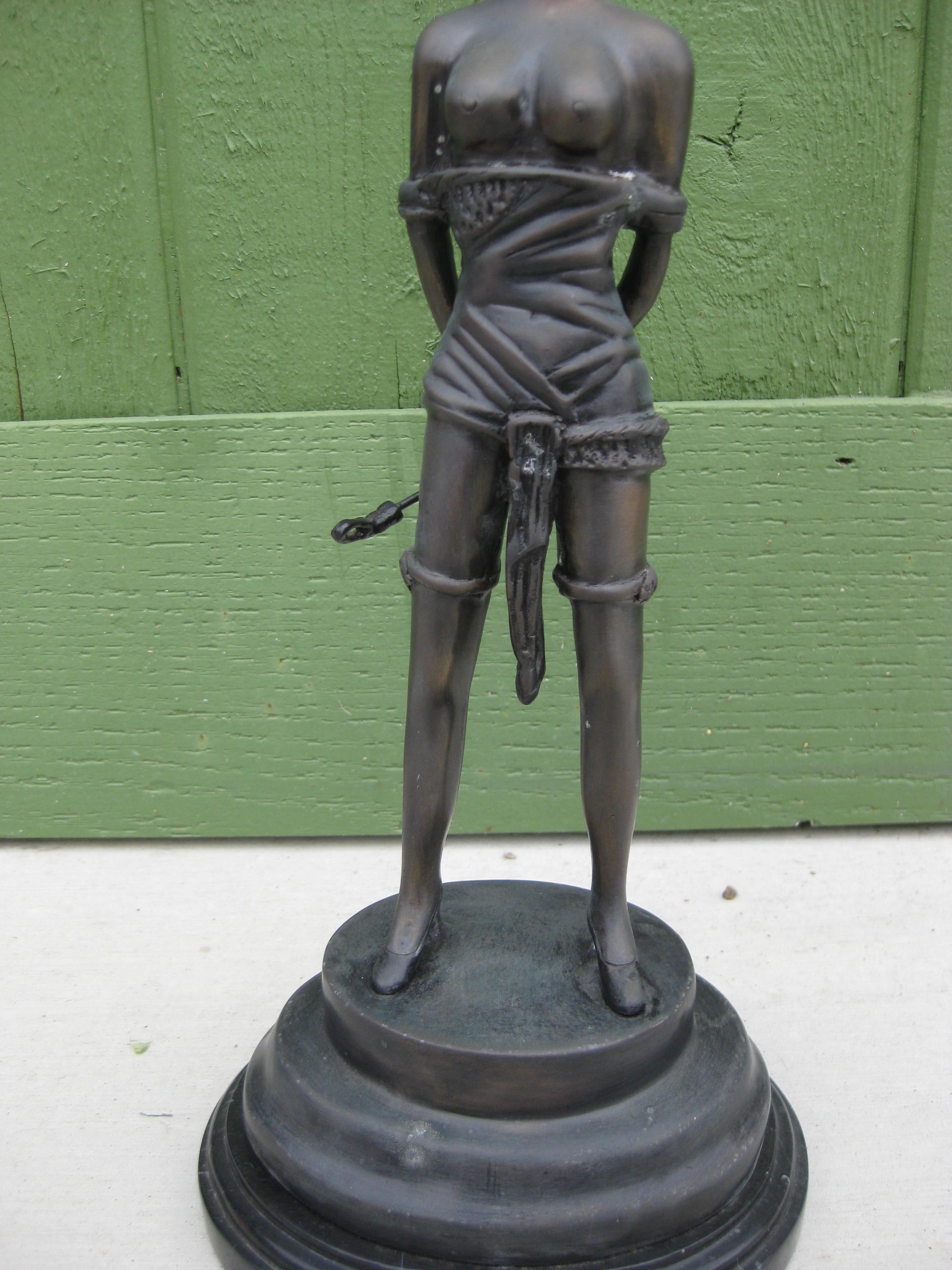 Americano Scultura femminile erotica Bondage S&M in bronzo Dopo Bruno Zach Il frustino 13,5 in vendita