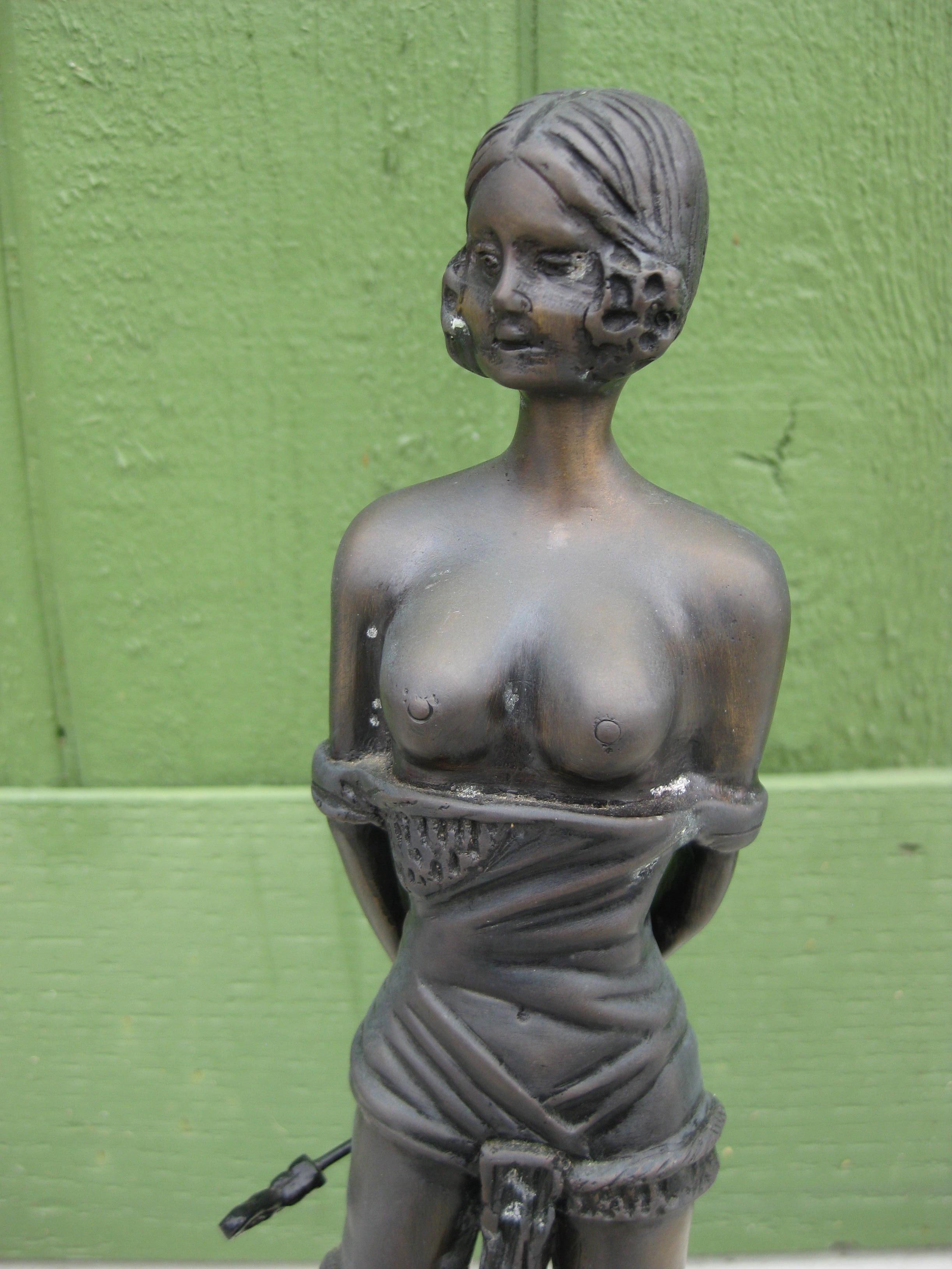 Fine XX secolo Scultura femminile erotica Bondage S&M in bronzo Dopo Bruno Zach Il frustino 13,5 in vendita