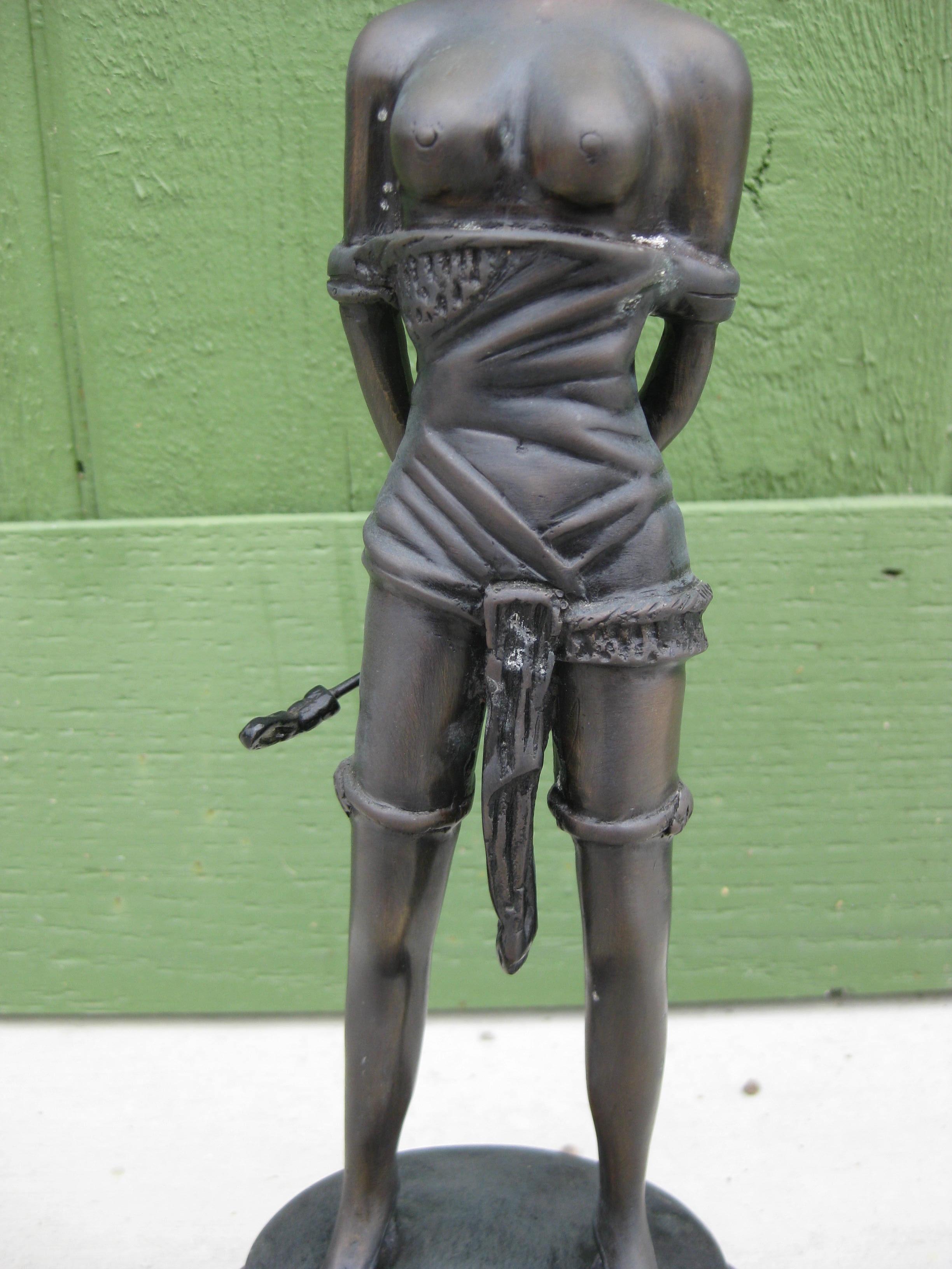 Bronzo Scultura femminile erotica Bondage S&M in bronzo Dopo Bruno Zach Il frustino 13,5 in vendita